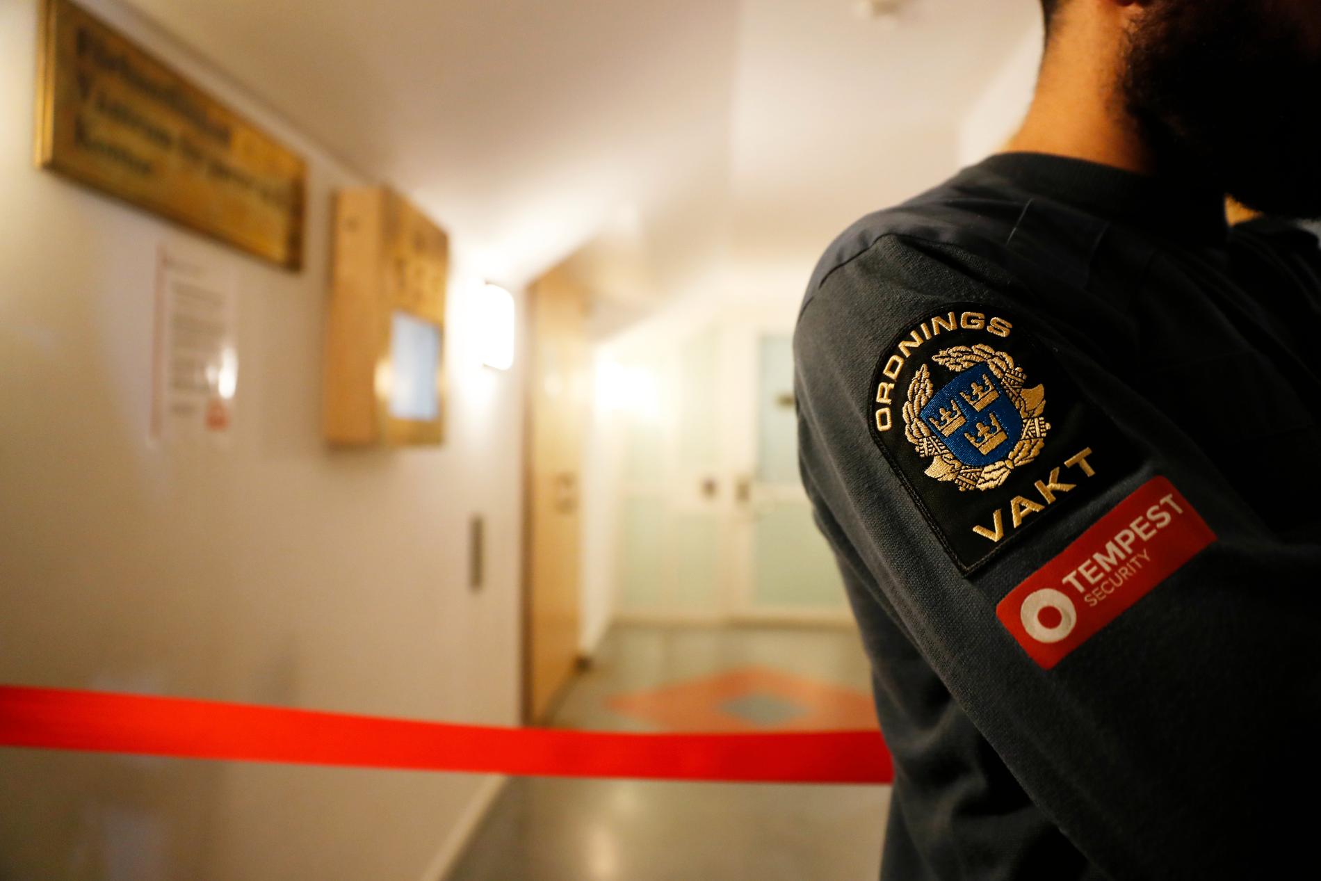 Vakter och avspärrningsband vid ingången till säkerhetssalen i Stockholms tingsrätt, där förhandlingen mot de sex männen hålls.