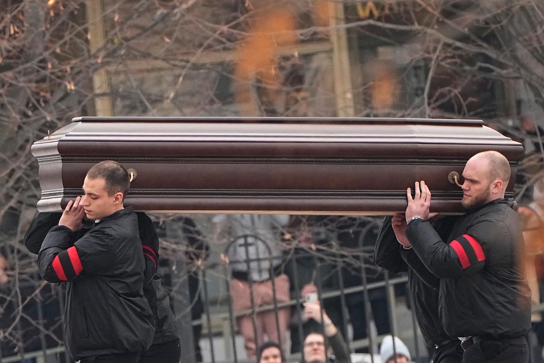 Aleksej Navalnyjs kista bärs in i kyrkan i Moskva.