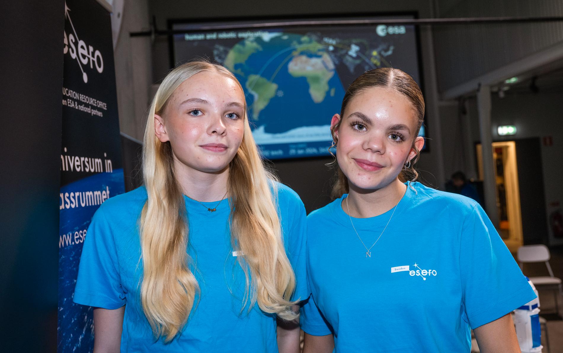 Agnes Roslund och Nomi Lindström fick ställa var sin fråga till astronauten Marcus Wandt som var med lajv från den internationella rymdstationen ISS.