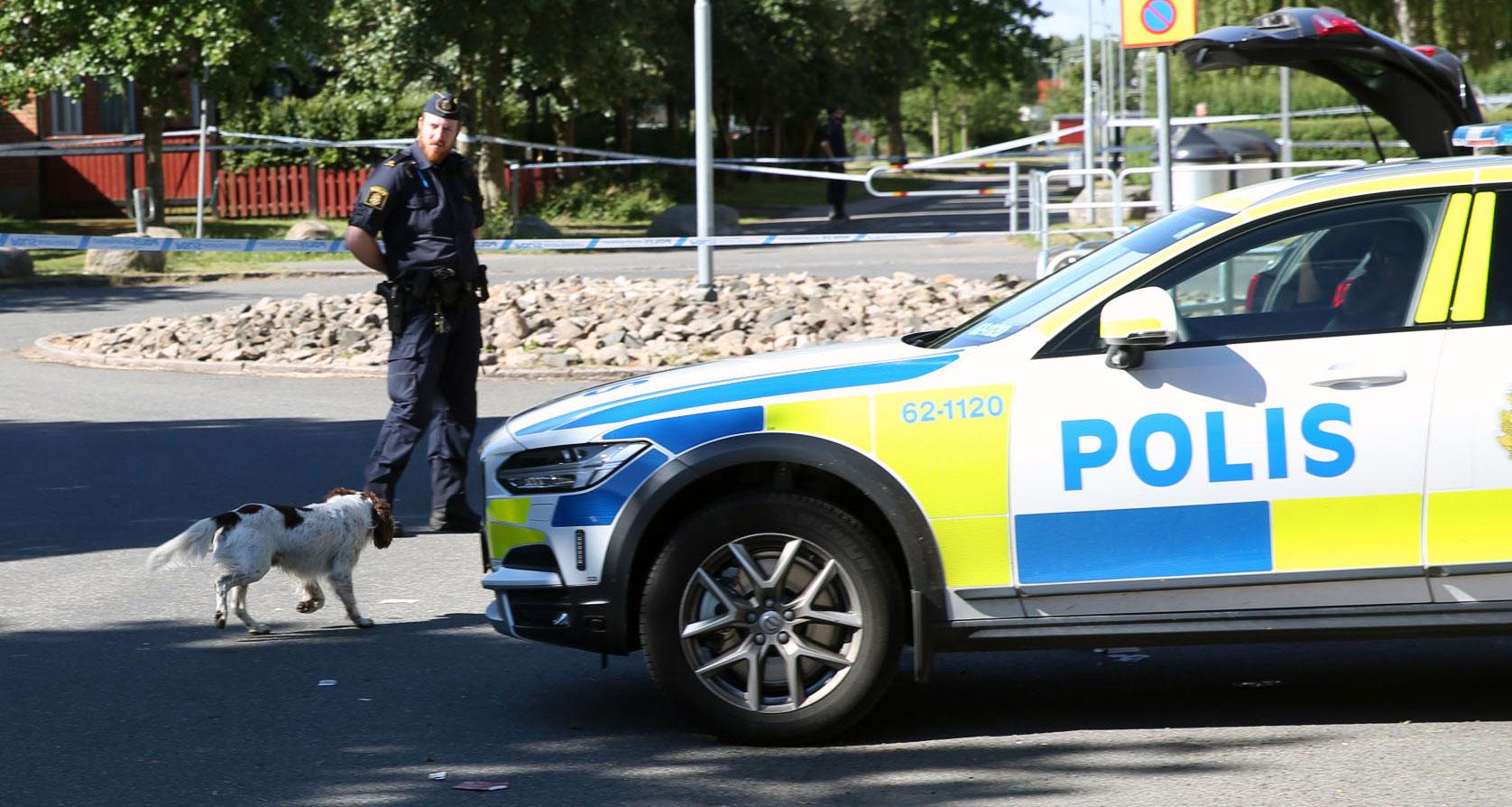 En man hittades skjuten i ett bostadsområde i Kristianstad. 