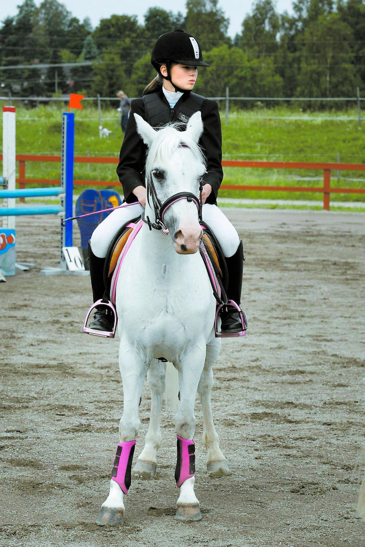 TÄVLAdE Danai Doverholt fick sin ponny Silver i våras, tillsammans vann de DM i Dalarna för B-ponnyer. Nu är Silver död.