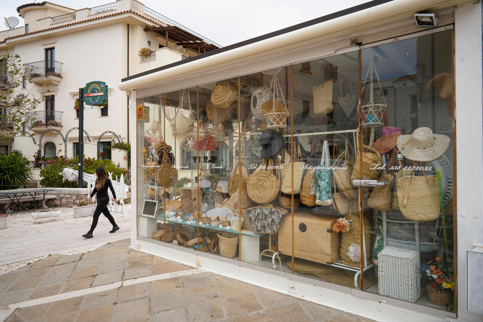En stängd souveniraffär i Sperlonga, som ligger ungefär tolv mil söder om Rom.