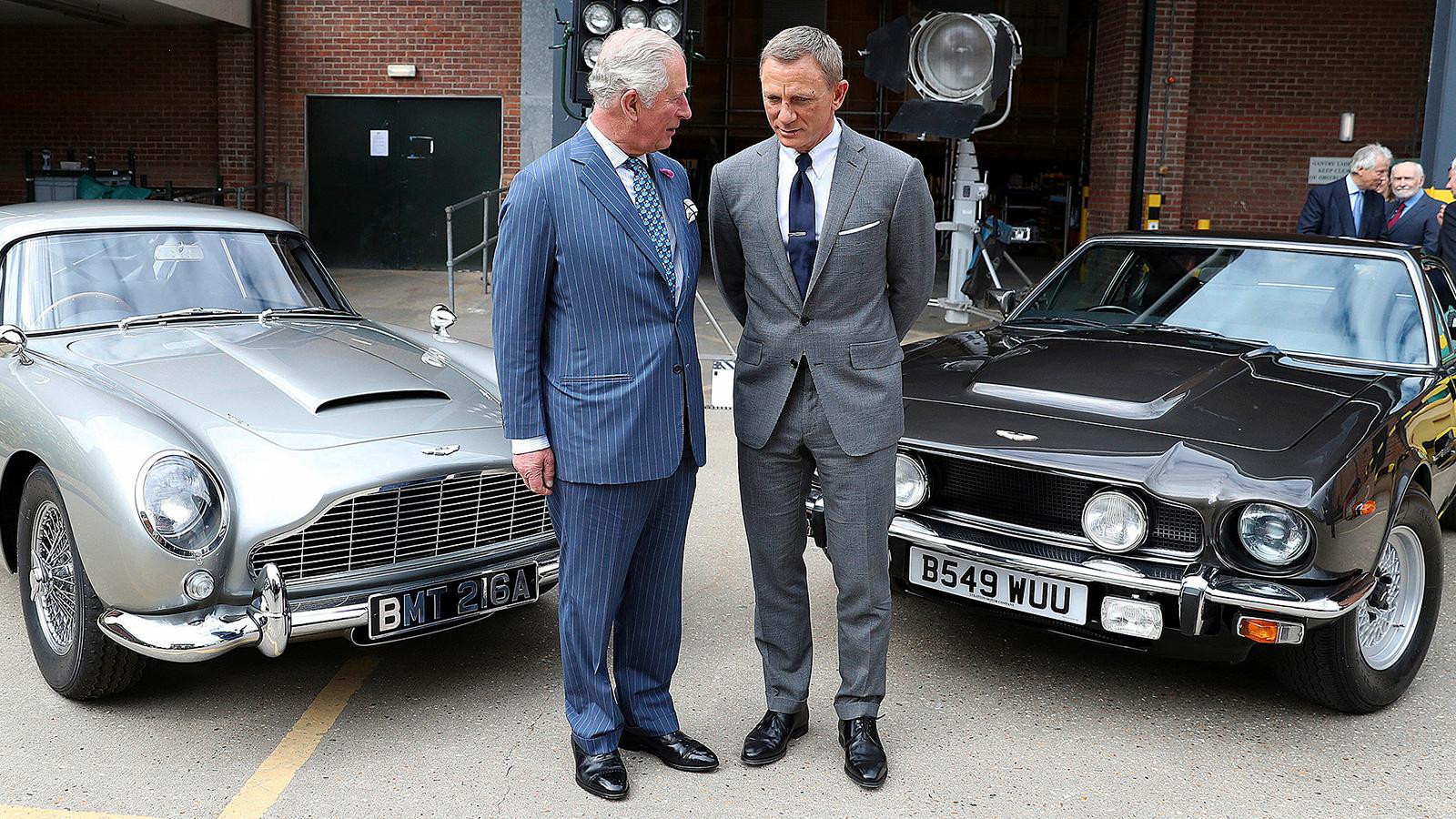 Prins Charles spanade in de två special­tillverkade  Aston Martin-bilarna, i modellerna DB5 och V8, tillsammans med ”Agent 007”.