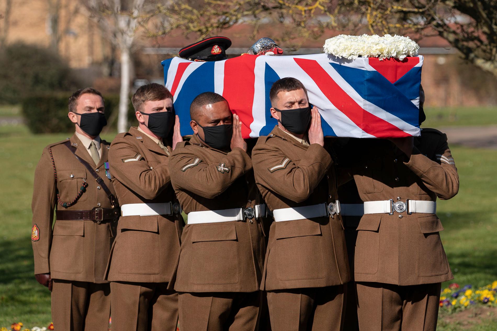 Soldater bär sir Tom Moores kista vid lördagens begravning i Bedford i England.