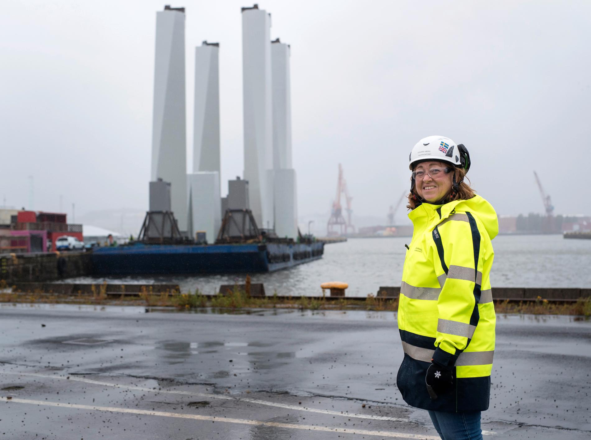 "Vi har inte drabbats så illa som vi befarade. Fabriken i Spanien som tillverkat stålkonstruktionerna stängde ner. Men de fick starta igen efter bara två veckor", säger Susanne Viberg, nöjd med att pylonerna nu är på plats i Göteborg.