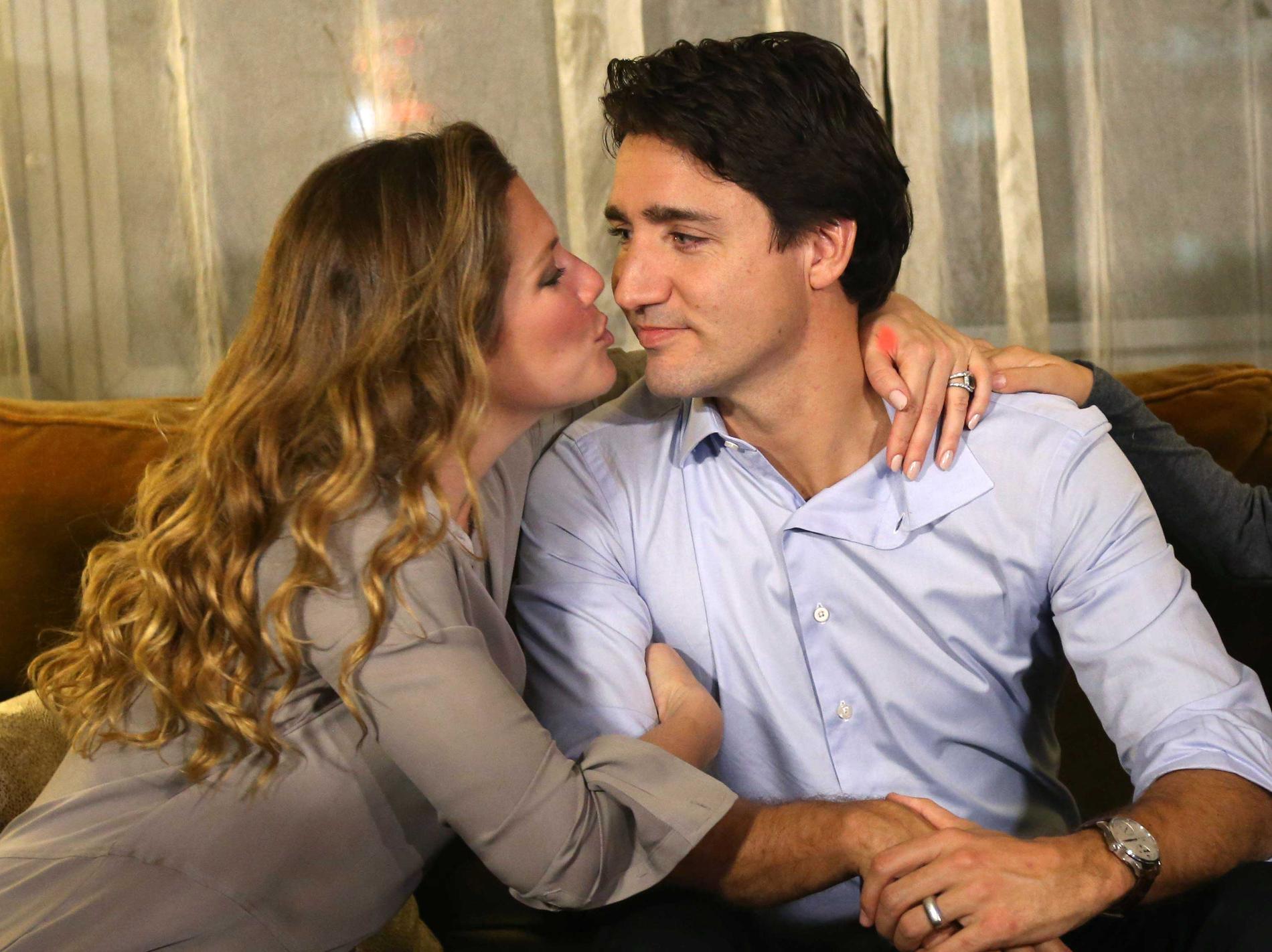 Liberalernas ledare Justin Trudeau får en segerkyss av sin fru Sophie Gregoire efter segern i det kanadensiska valet.
