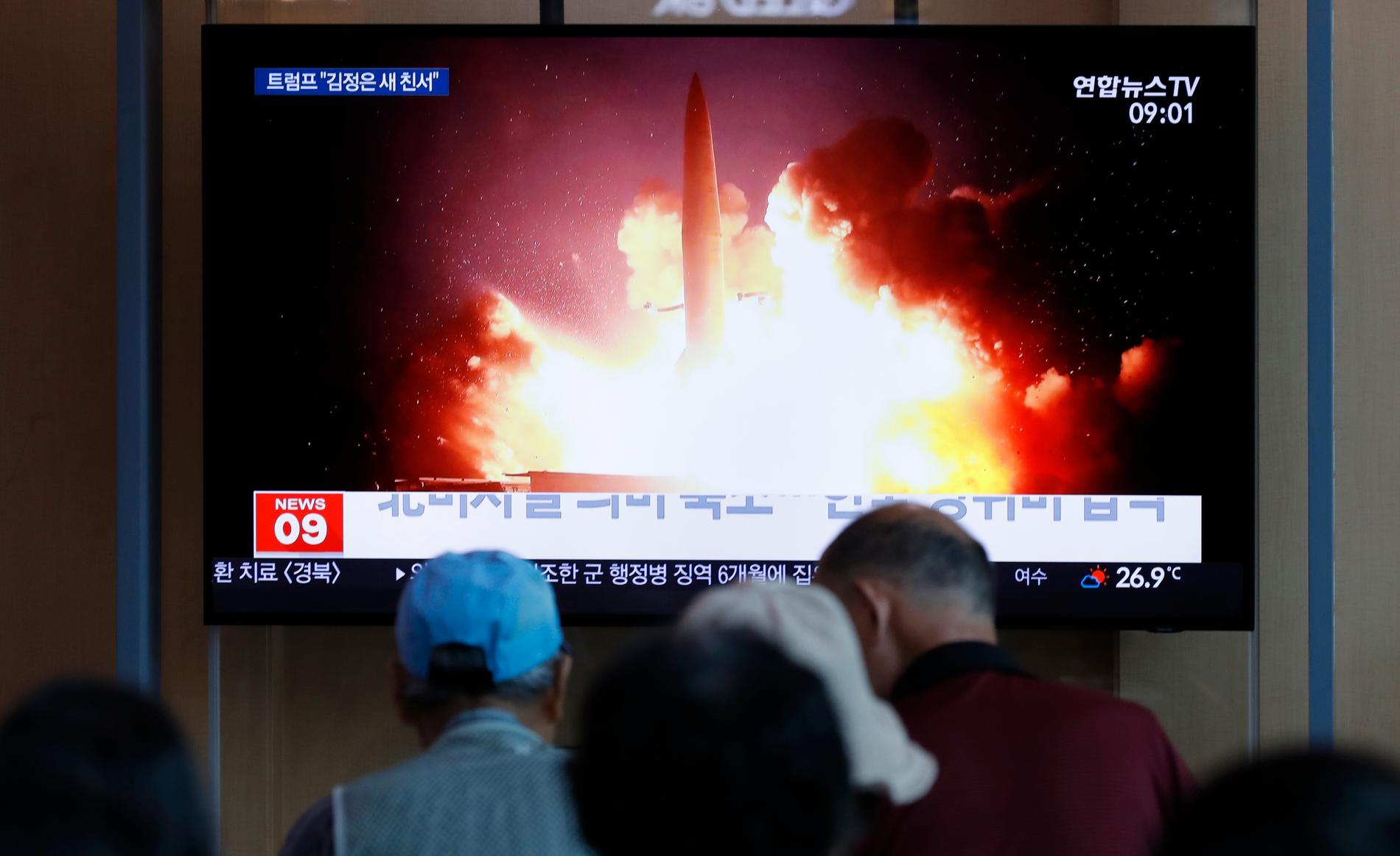 Sydkoreaner på Seouls centralstation tittar på tv-rapportering om Nordkoreas robottester.