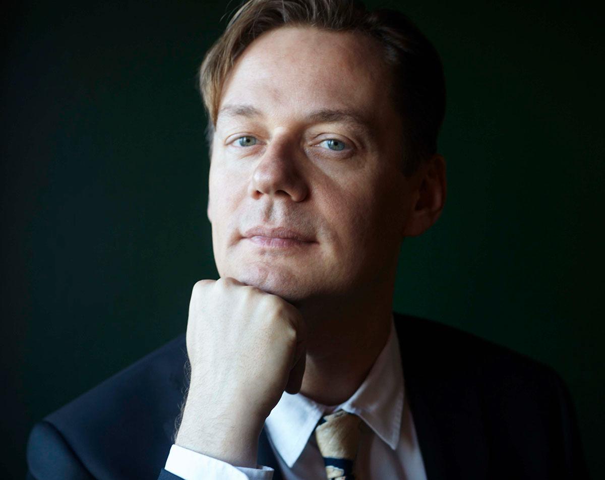 Henrik Petersen är verksam som kritiker, översättare och redaktör. ”Olof Palmes gata” är hans romandebut.