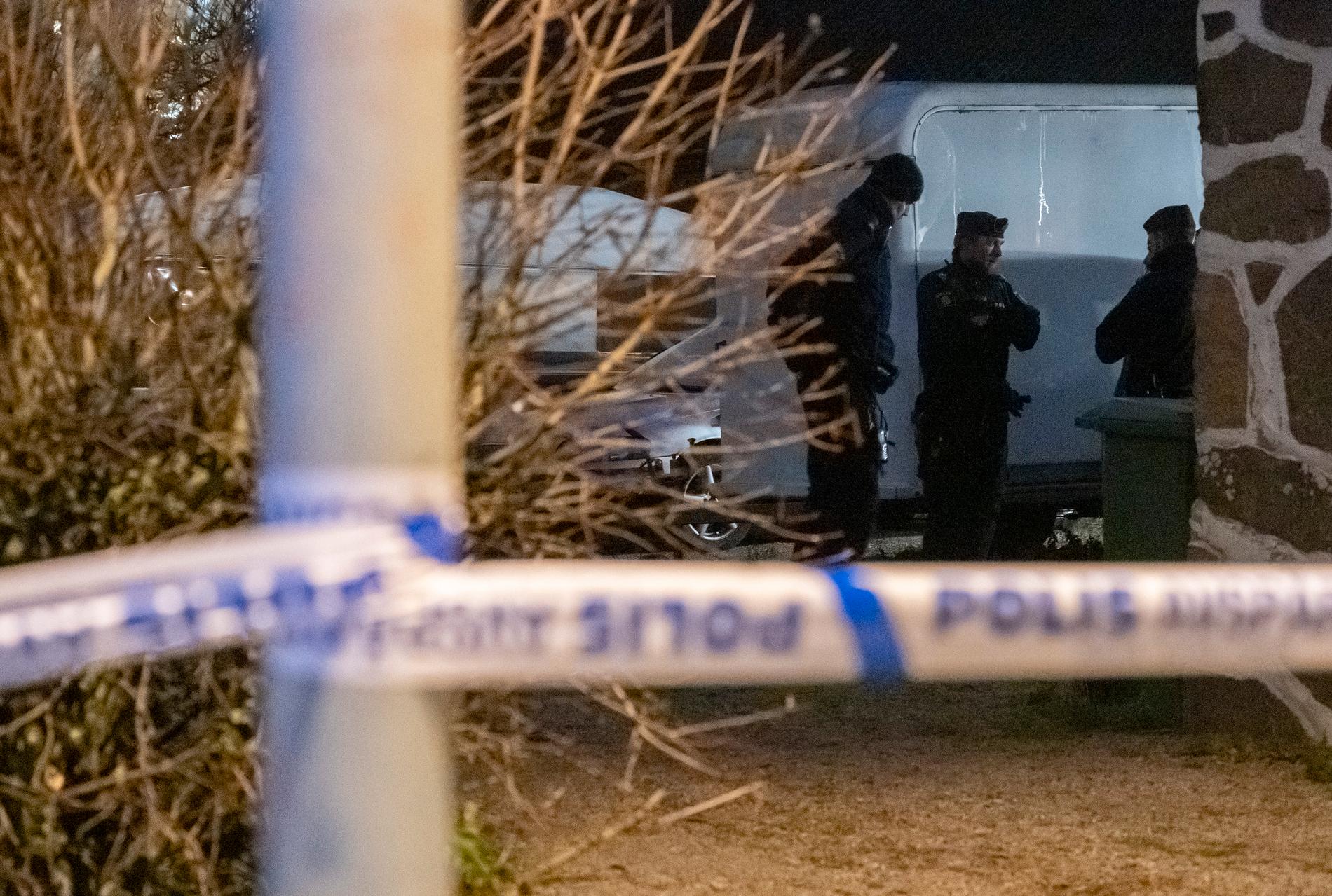 Polis och avspärrningar vid en fastighet i Åstorp efter att en person har hittats död. Personen hittades av en privatperson som slog larm, skriver polisen på sin hemsida.