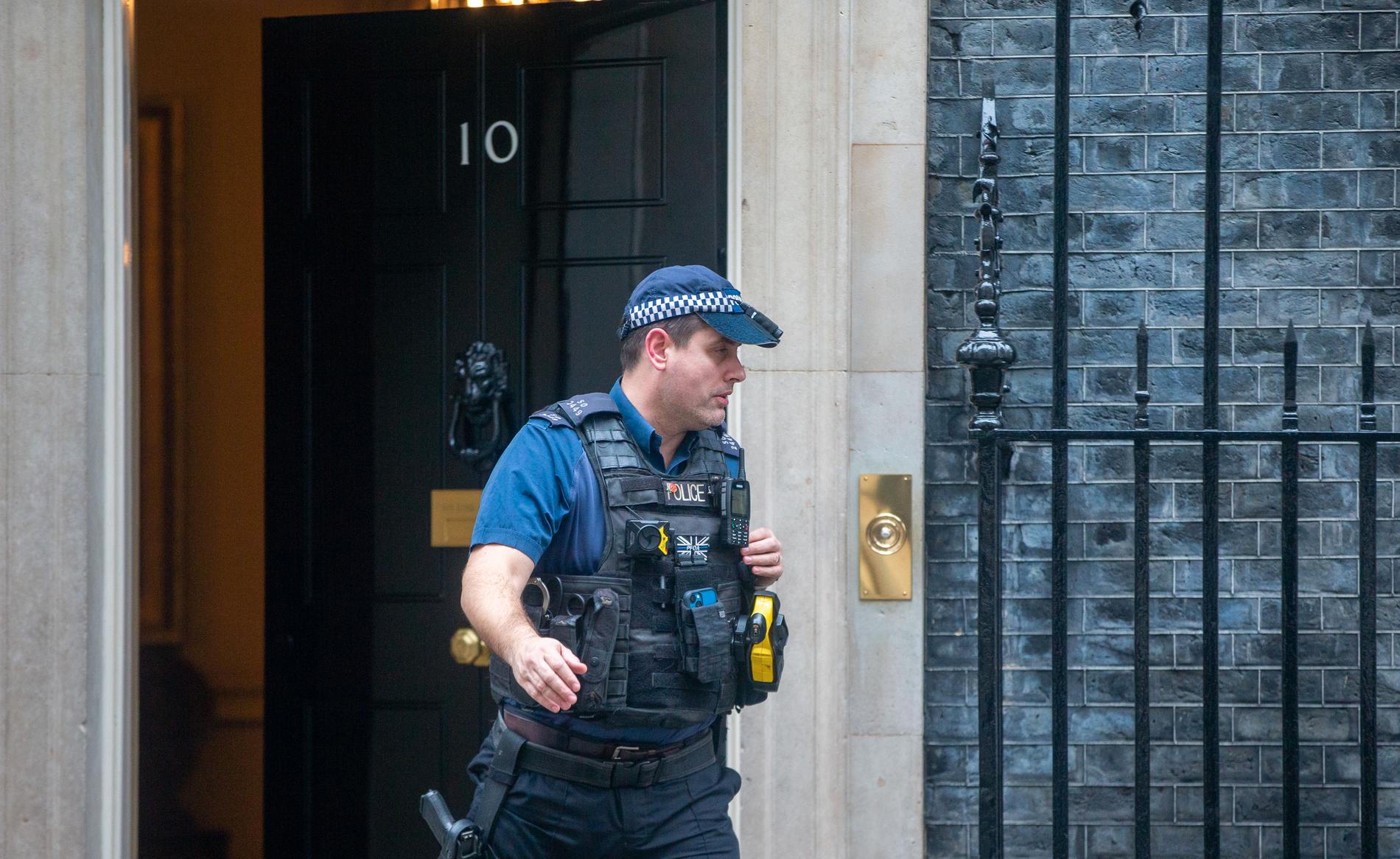 Polis på plats vid Downing Street 10 i samband med undersökningar om festen.