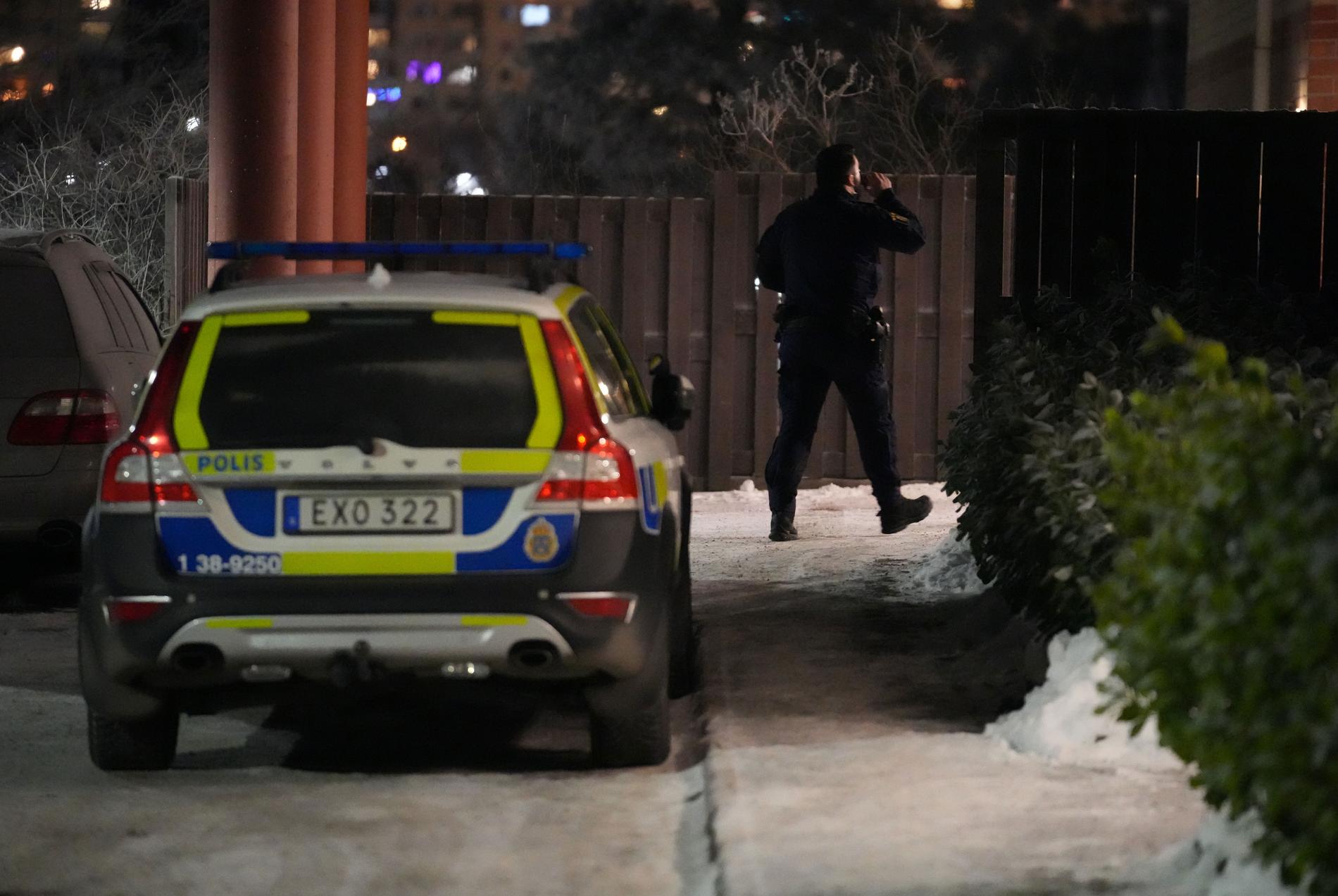 Tre män greps i Botkyrka söder om Stockholm under måndagskvällen.