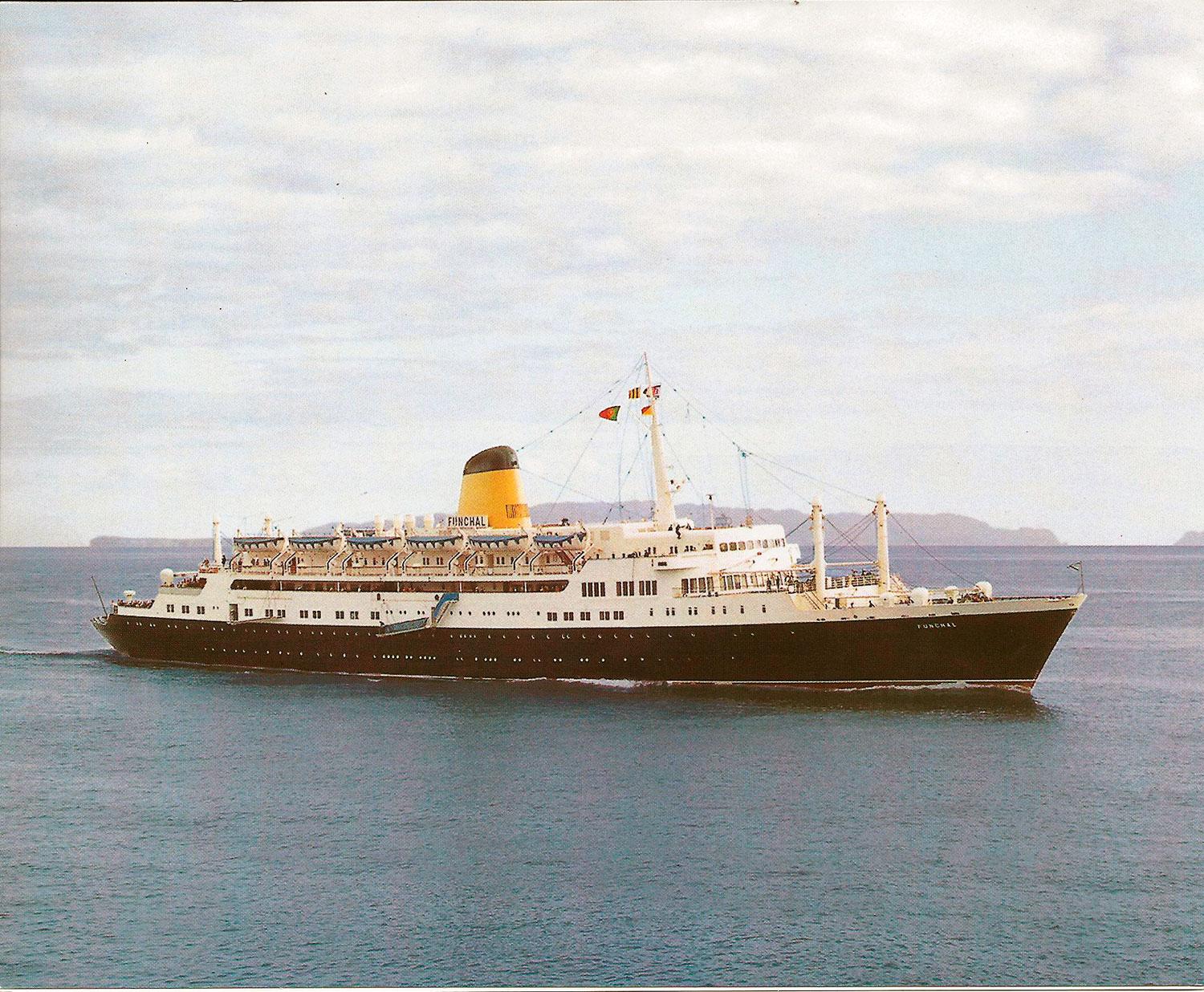 Kryssningsfartyget Funchal får efter renoveringen tillbaka sin ursprungliga färgsättning med svart skrov.