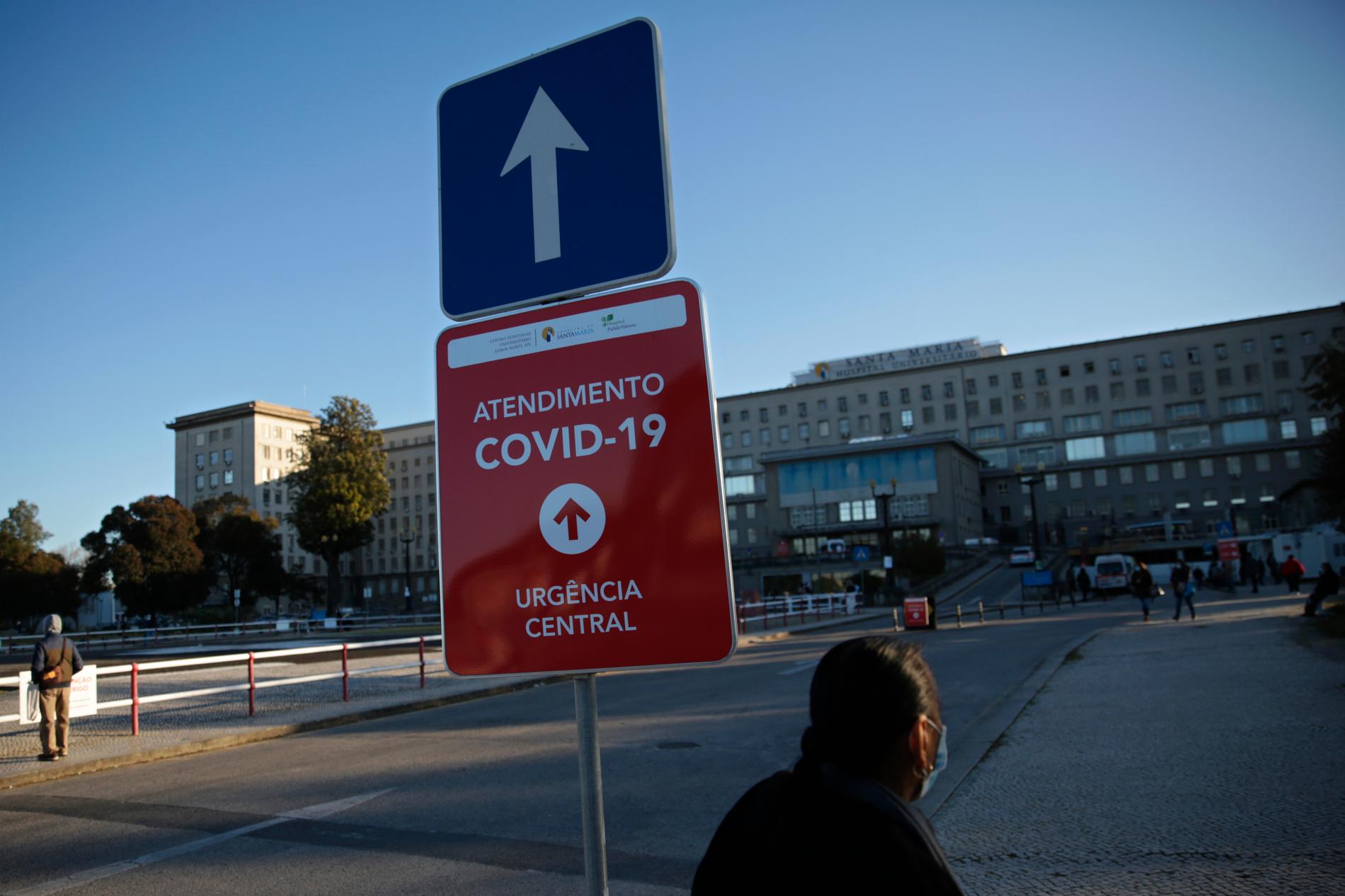 En skylt visar ingången till akutmottagningen för covid-patienter på Santa Maria hospital i Lissabon.