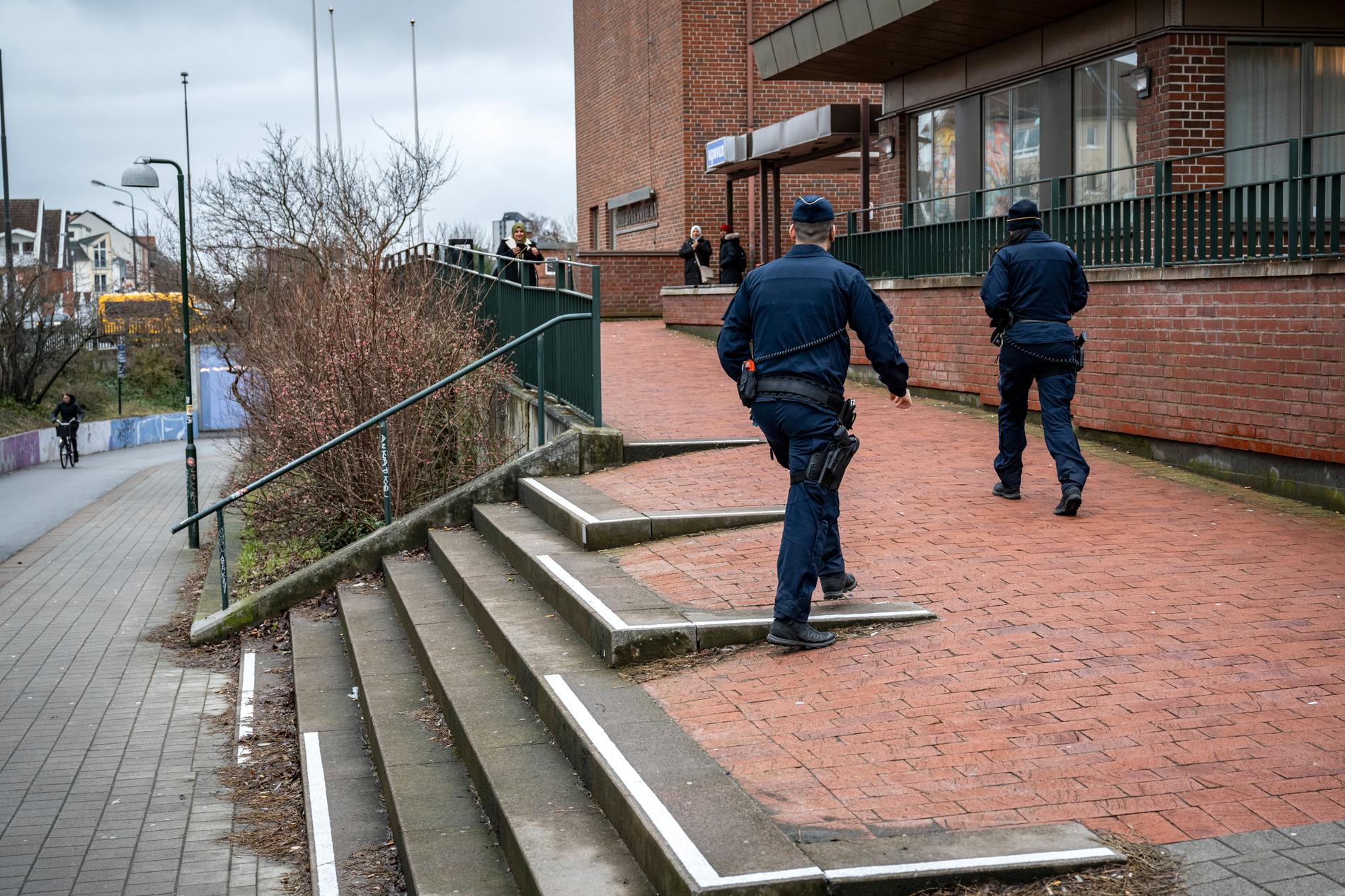 Polis på plats i vid Nobelvägen/Lönngatan i Malmö där ett 50-tal nya bullar preparerade med vassa metallbitar hittades den 20 februari, enligt Sydsvenskan.se.