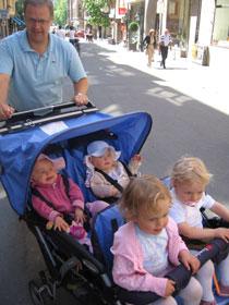 Den amerikanska barnvagnen med plats för fyra löser eventuella transportproblem. Här är Peter ute på sommarpromenad med tjejerna.