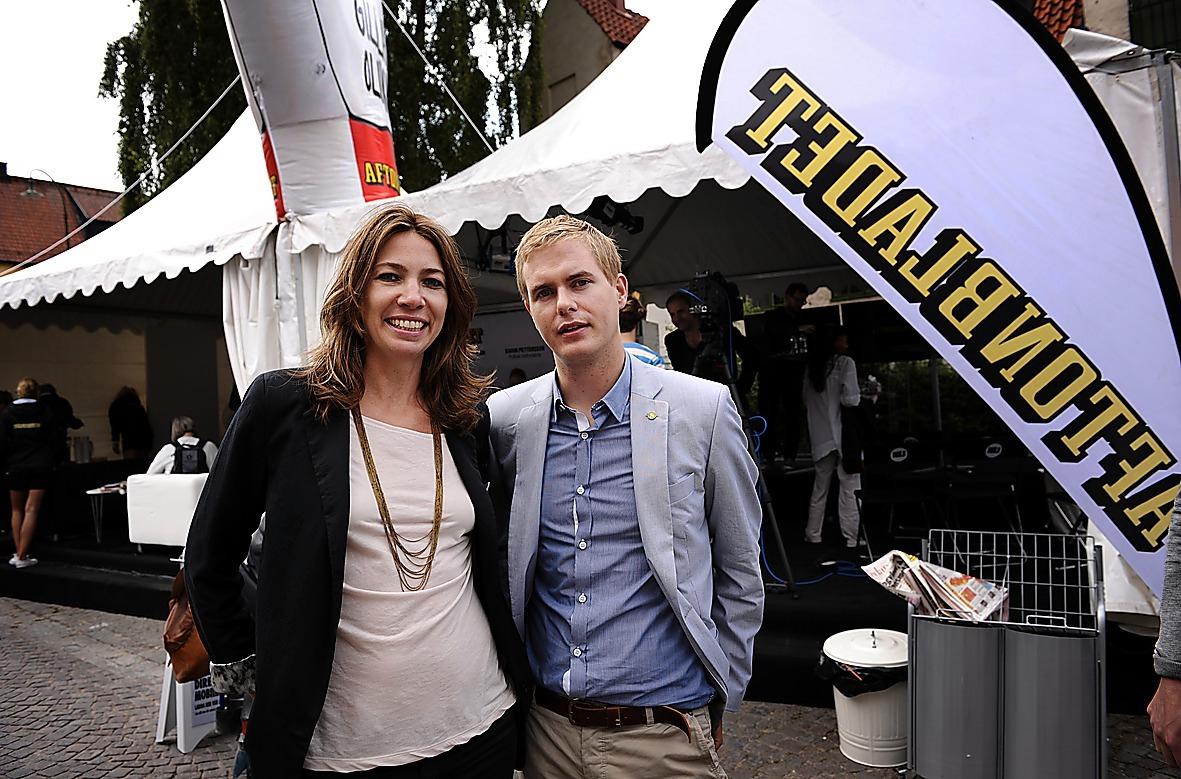 Gustav Fridolin hälsade på hos Aftonbladet. På bilden tillsammans med Karin Magnusson.