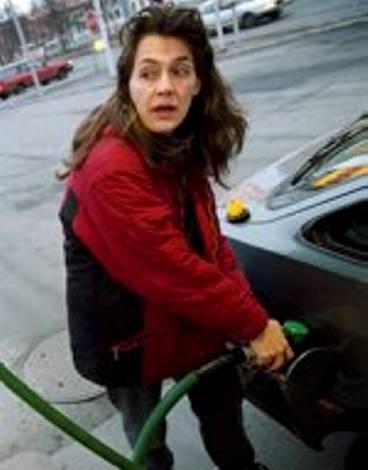 Nu sänks bensinpriset - igen. På tre veckor har bensinen blivit 82 öre billigare.