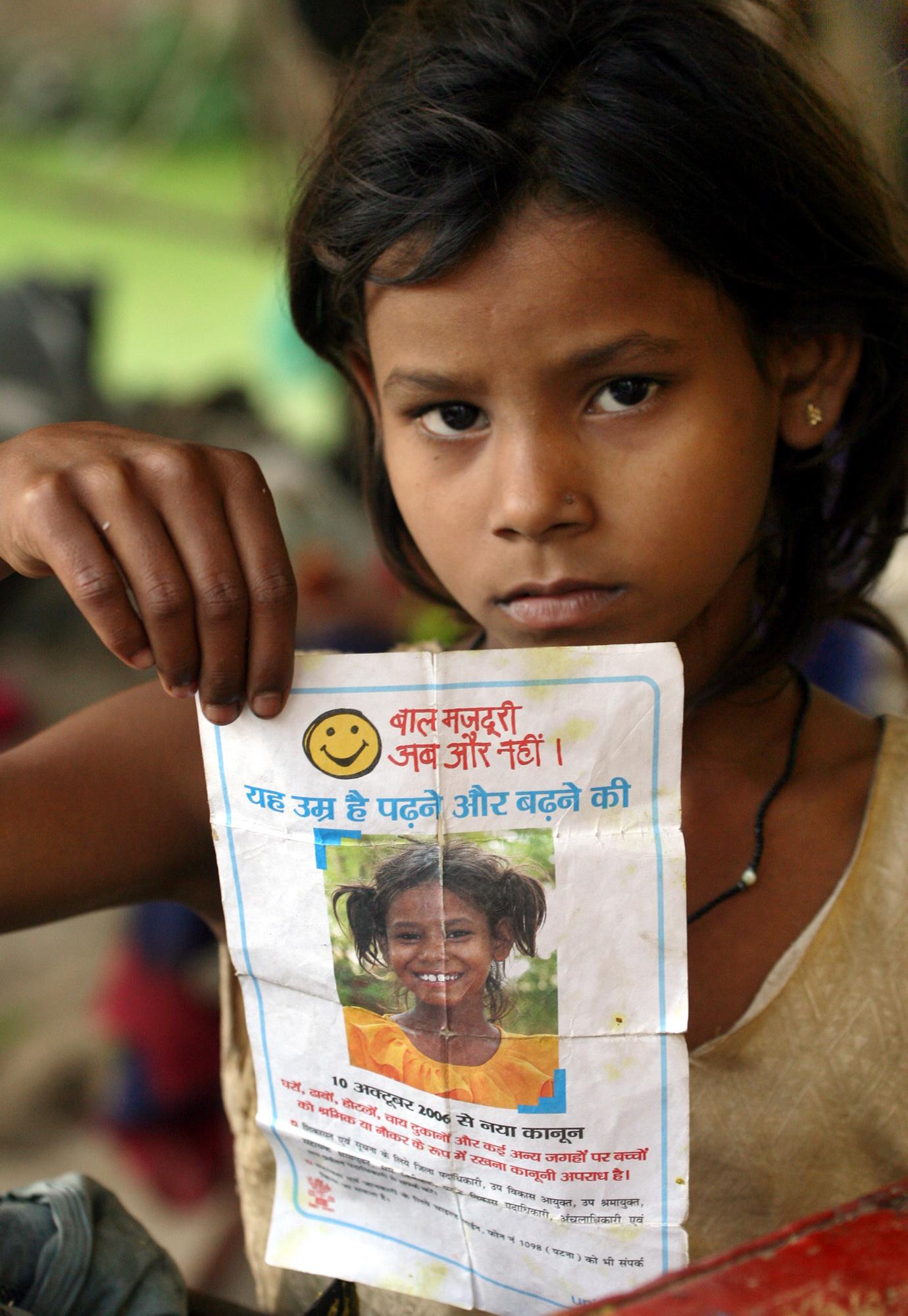 STOPPA BARNARBETE. FN-organisationen Unicef är en av många organisationer som arbetar för att stoppa barnarbete. Bilden är från en kampanj i Indien, där barnarbete är vanligt i textilindustrin.