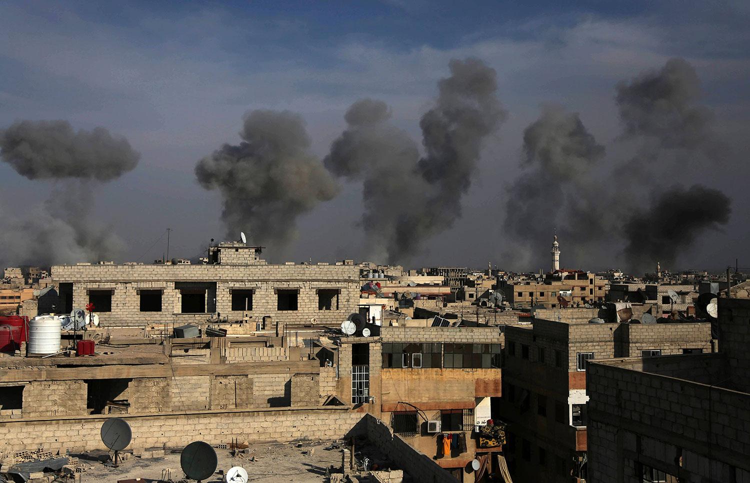 Rökmoln efter en flygräd i Douma, Ghoutaområdet, öster om Damascus.