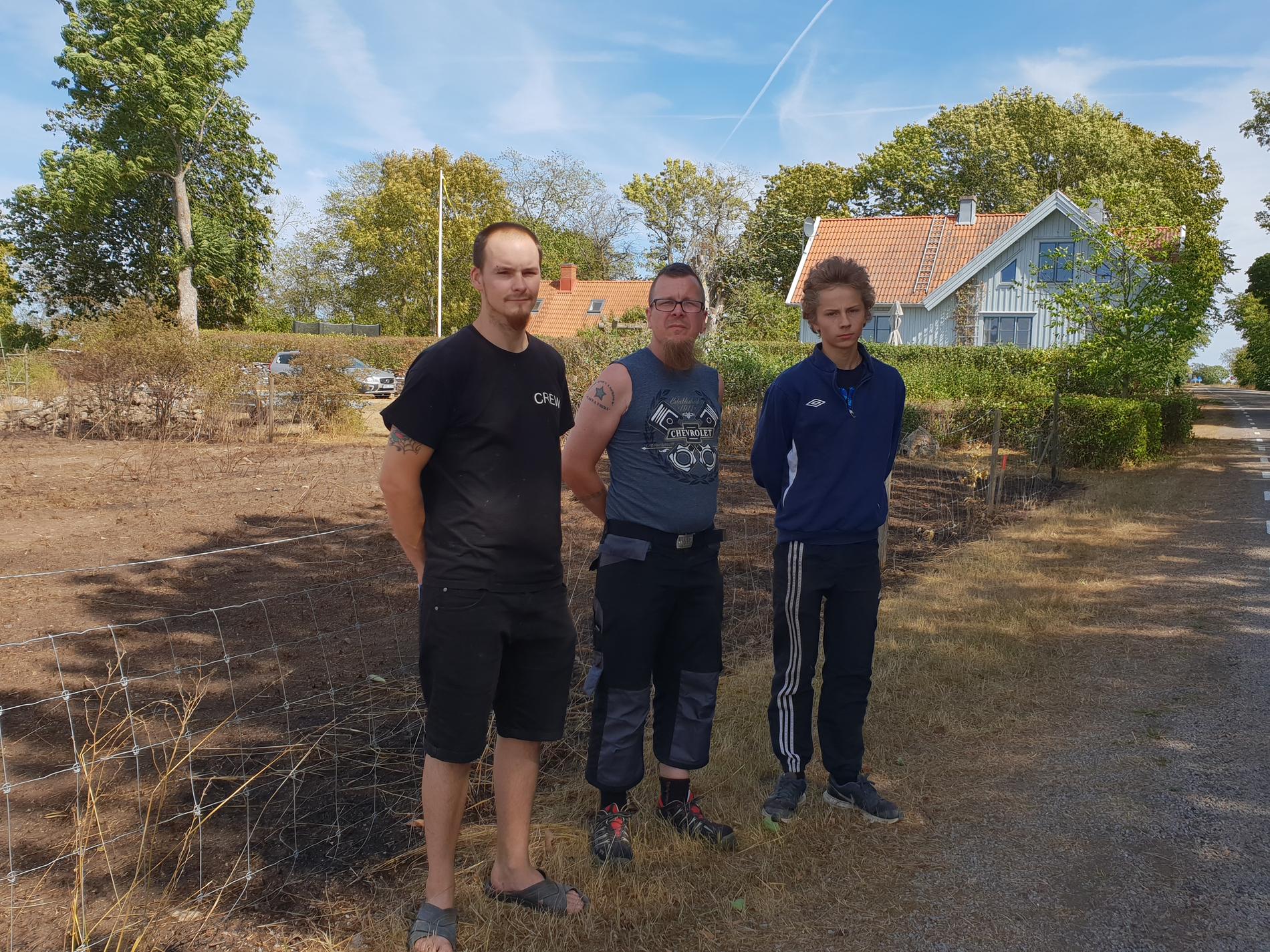 Björn Johansson, Mikael Öhman och Nicolaj Renshammar räddade huset – och hundarna – från gräsbranden. De fick hjälp av bonden Magnus Johansson.