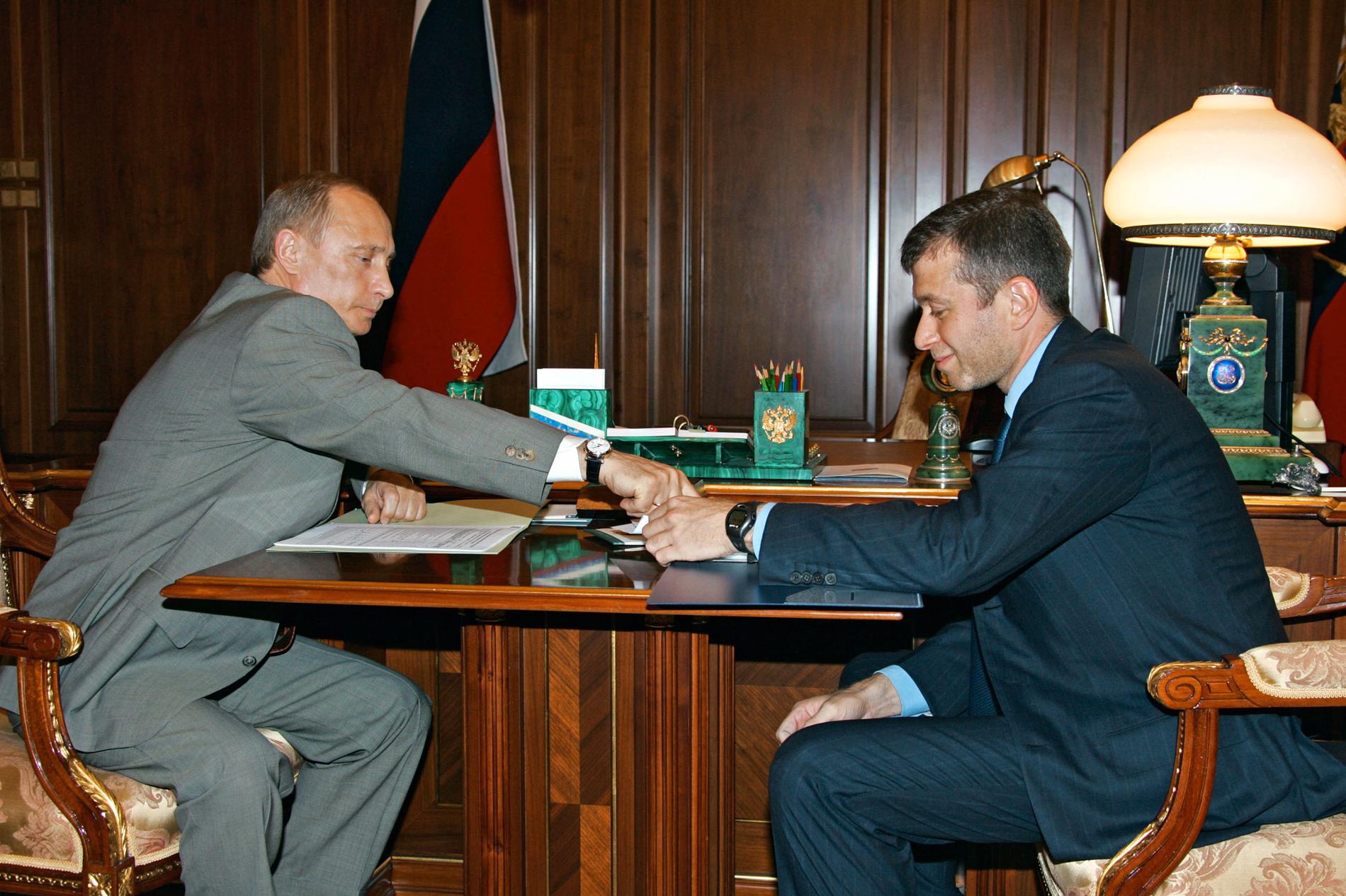 Vladimir Putin och Roman Abramovitj under ett möte 2005.