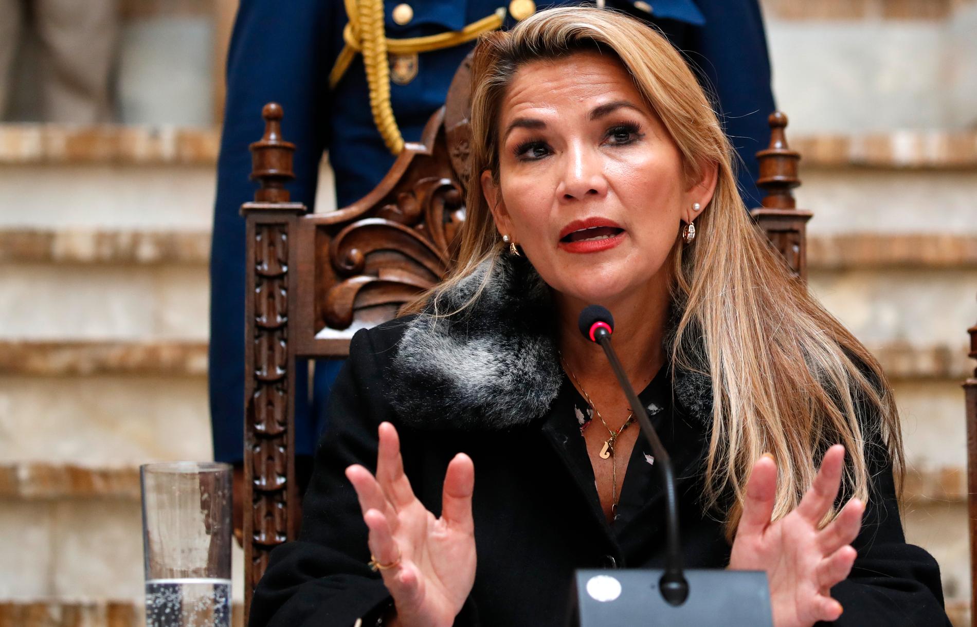 Bolivias interimspresident Jeanine Áñez under en presskonferens i fredags.