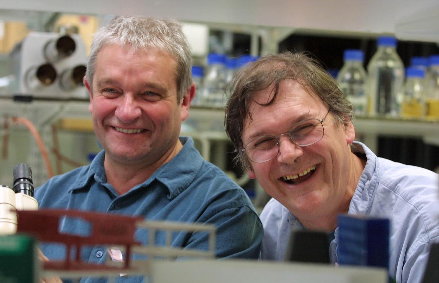 Tim Hunt (till höger) föredrar manligt sällskap i labbet.