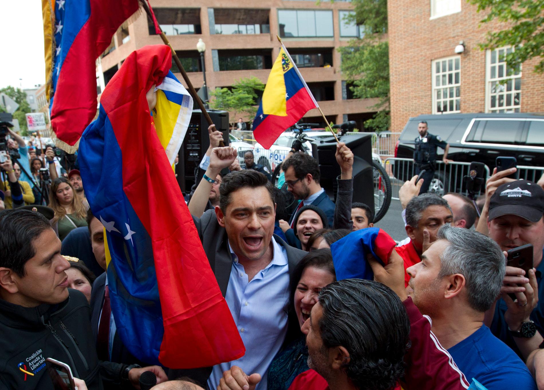 Carlos Vecchio, oppositionens ambassadör i USA, utanför Venezuelas ambassad i Washington.