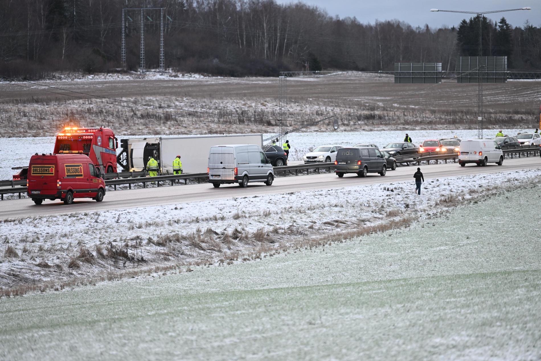 En lastbil med släp välte på E4 mellan Stockholm och Arlanda. Efter olyckan stängdes vägen av helt i norrgående riktning.