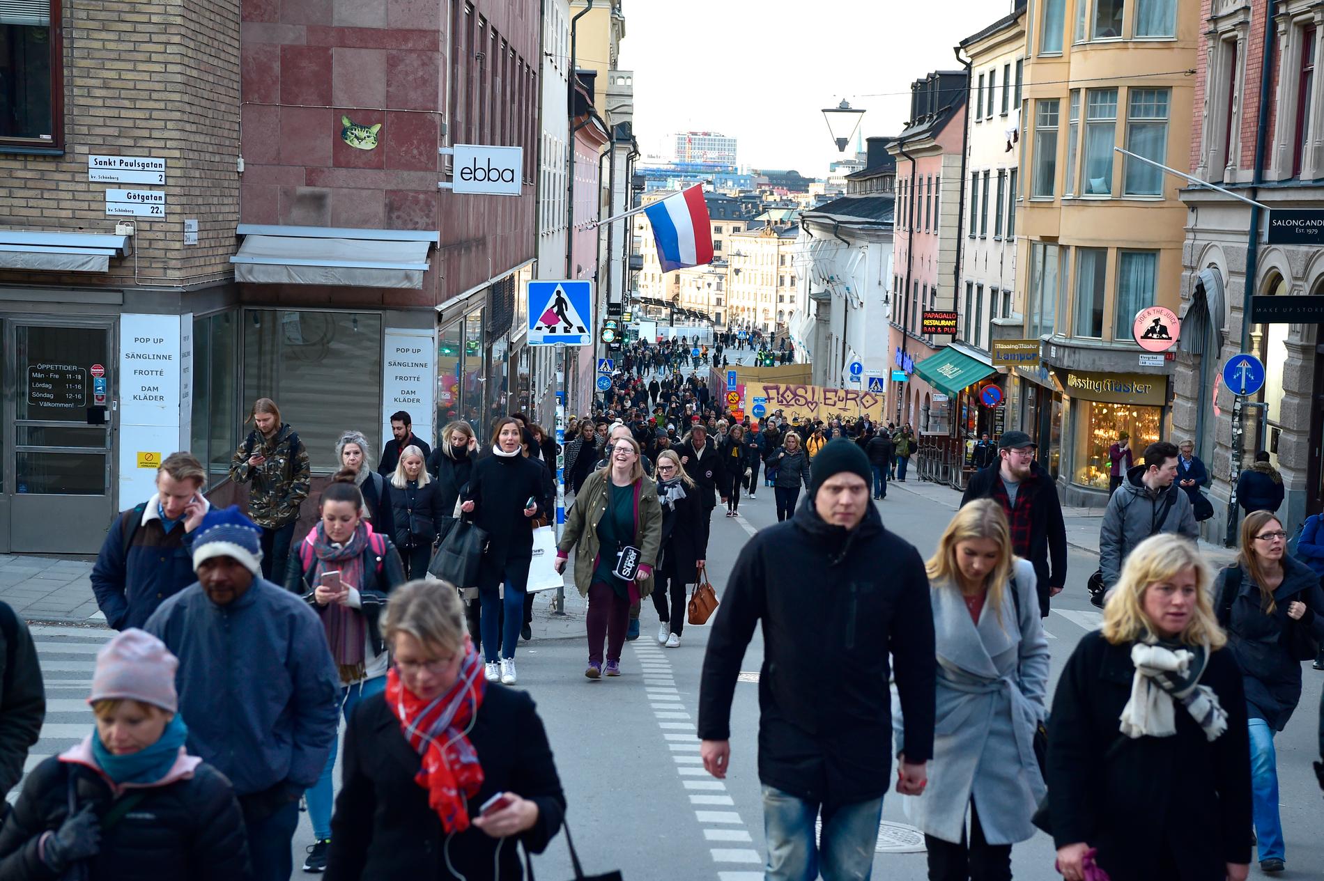 Kollektivtrafiken i Stockholm stoppades och överallt vallfärdade människor i försök att ta sig hem från ett stängt city.
