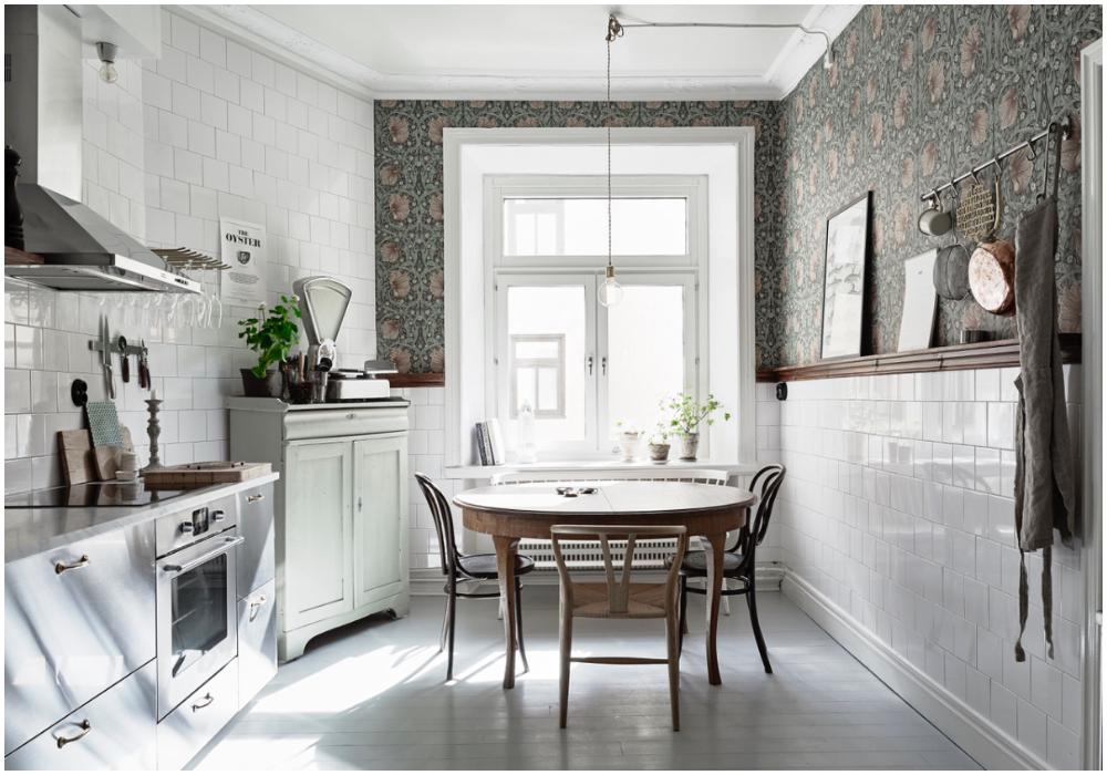 Johanna Bradfords gamla kök på Första Långgatan i Göteborg. Här har hon använt sig av tapeten ”Pimpernel” från William Morris, kaklade väggar och en list som skärmar av. En sil som många inredningsintresserade nu vill kopiera.