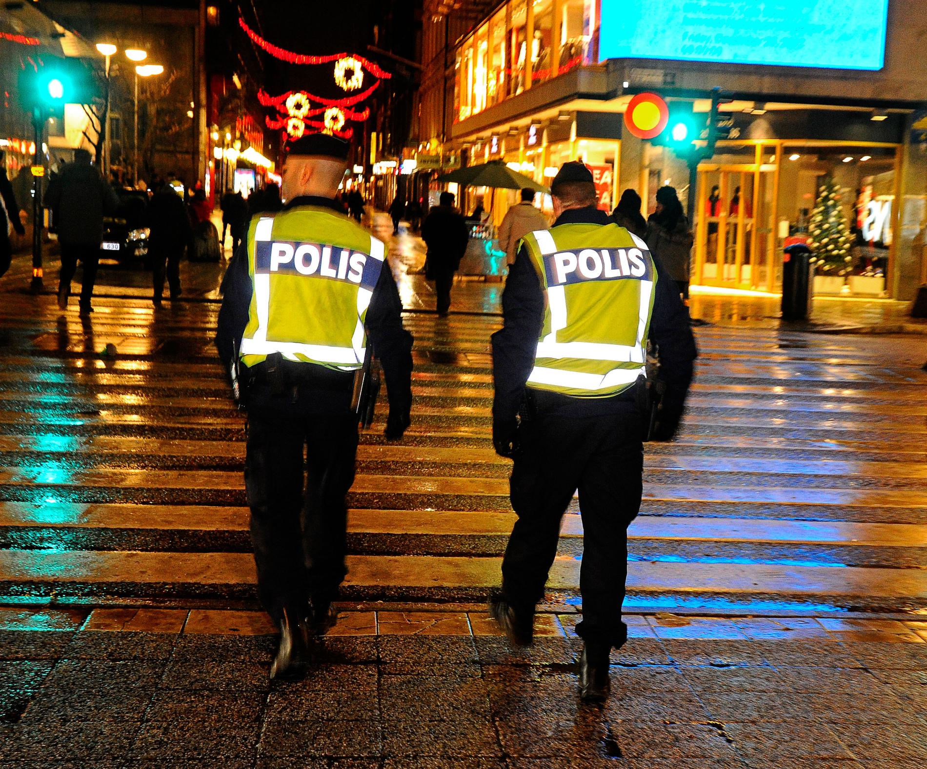 Poliser på Drottninggatan i Stockholm.