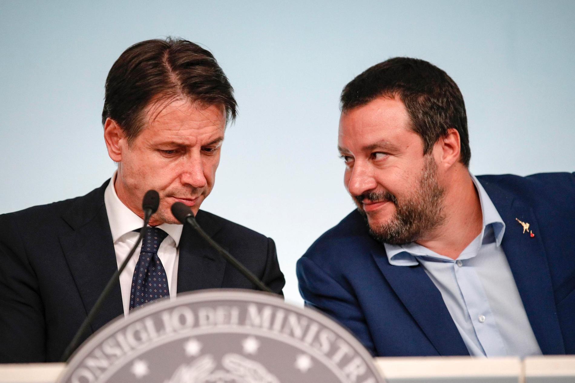 Italiens premiärminister Giuseppe Conte (vänster) och vice premiärminister tillika inrikesminister Matteo Salvini (höger). Arkivbild från 15 oktober.