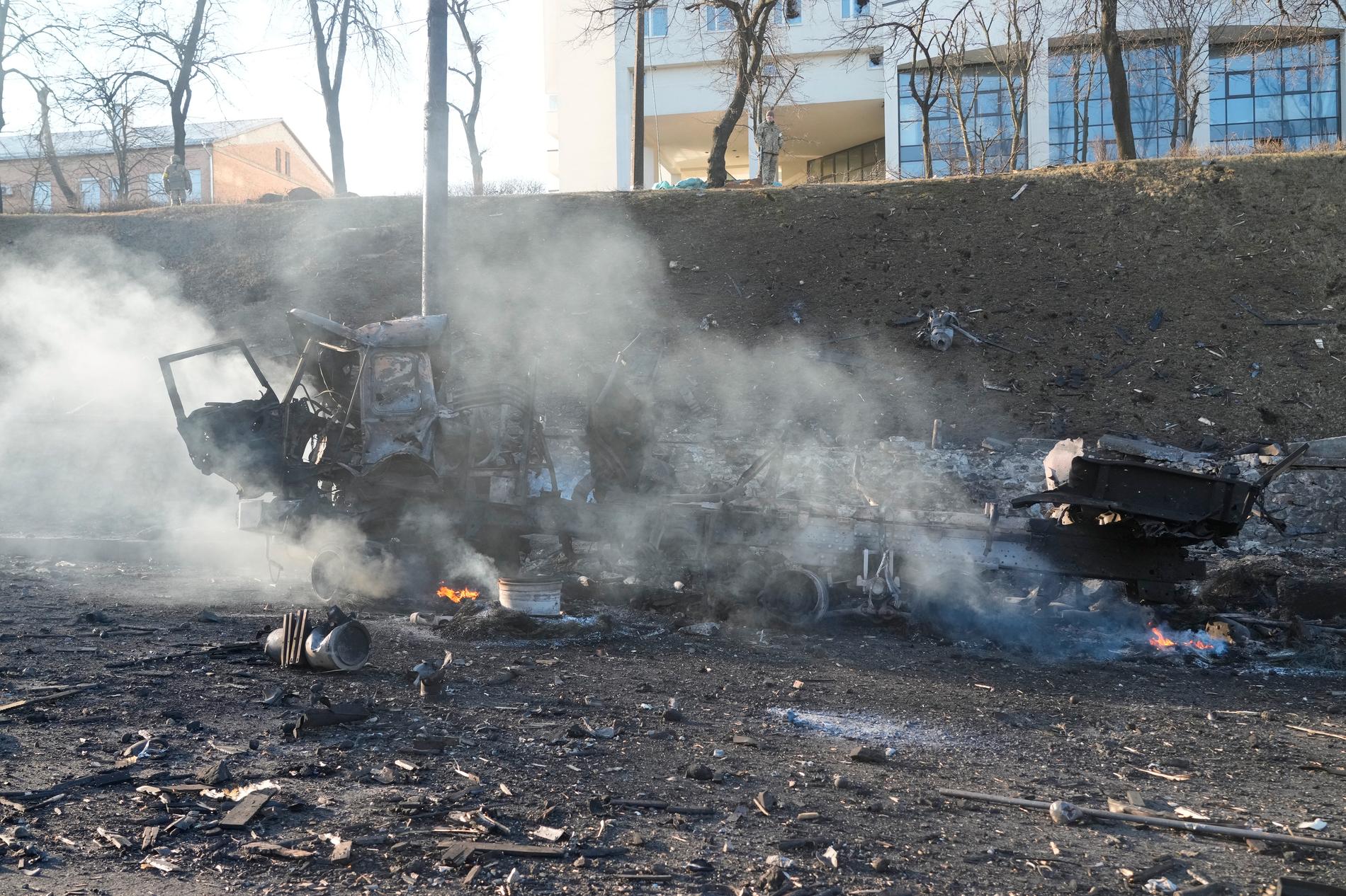 Brinnande militärfordon i Kiev på lördagsmorgonen.