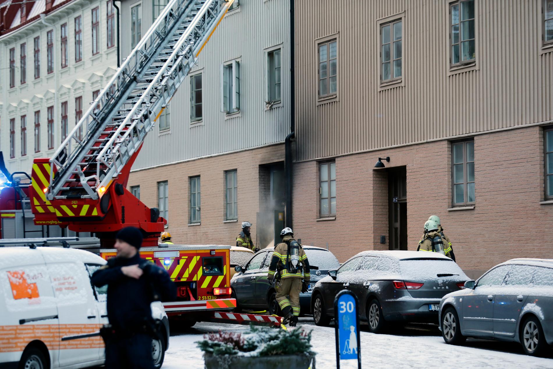 Ett trähus brinner i Majorna i Göteborg.