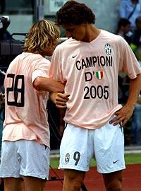 Mästartröjorna. Zlatan och Pavel Nedved skojar under uppvärmningen inför bortamatchen mot Livorno i dag. ”Campioni d' Italia 2005" skrek de specialsydda tröjorna ut.