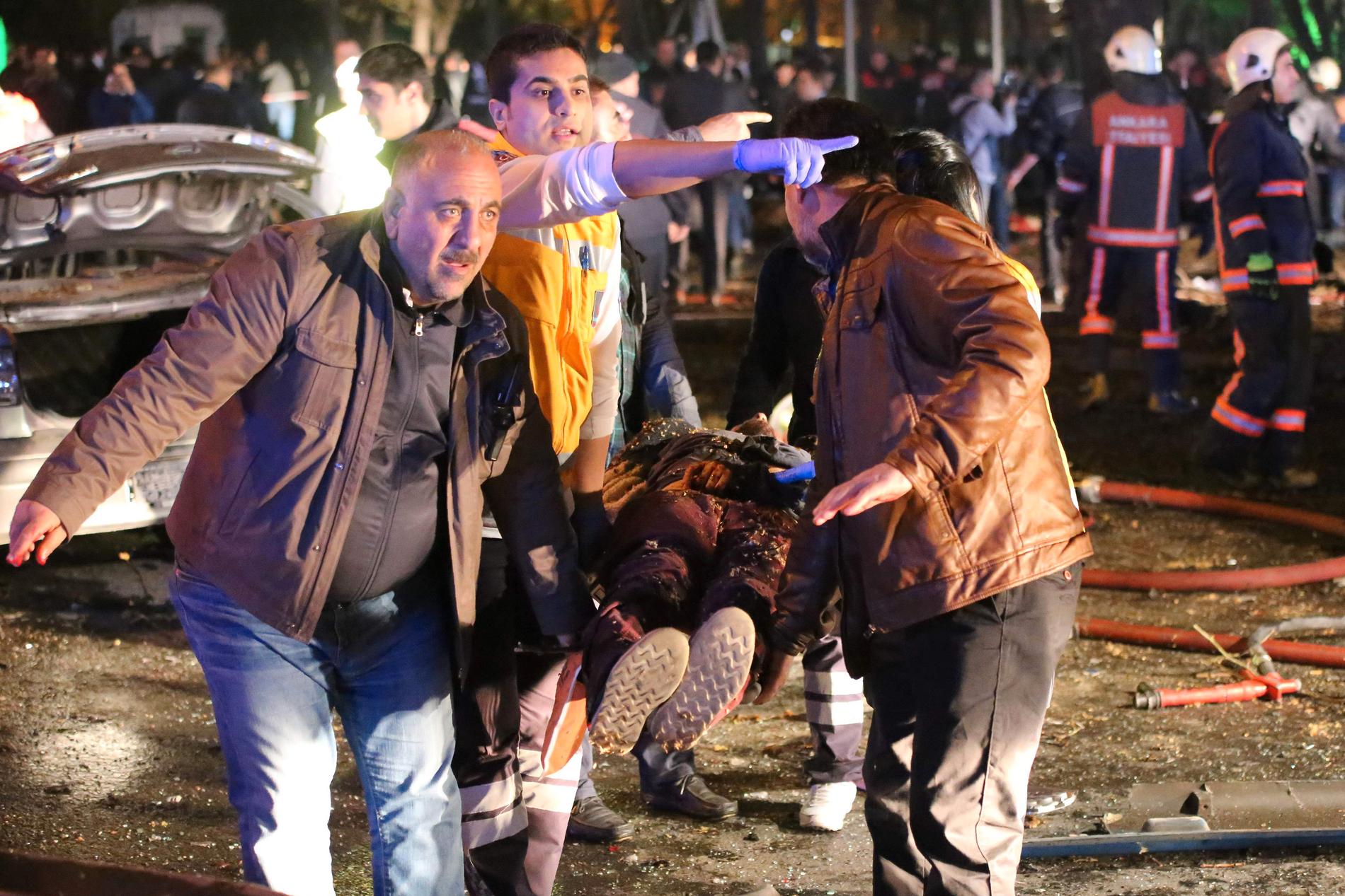 En skadad tas omhand efter attentatet i Ankara.