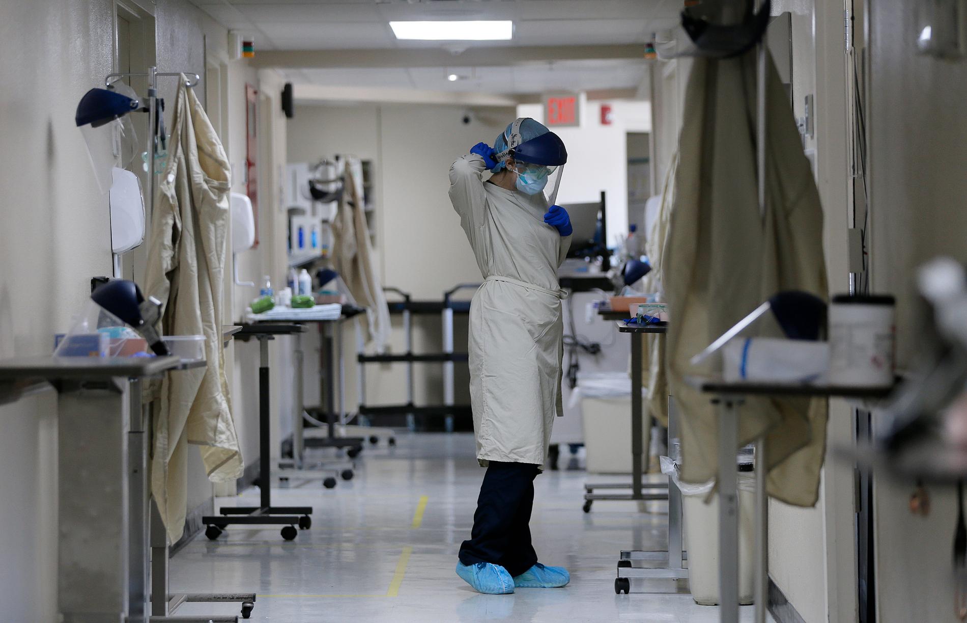 En sjuksköterska byter skyddsutrustning på ett sjukhus i El Paso, Texas. Bild från i november.