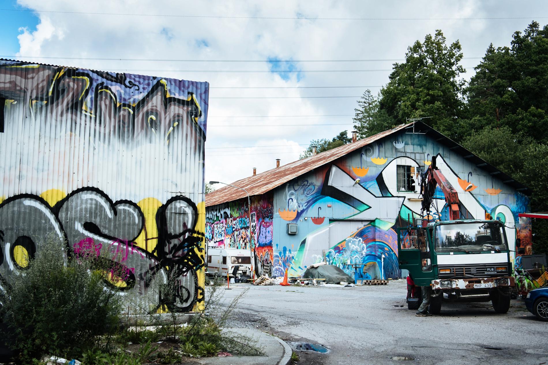 Sedan nolltoleransen försvann har Stockholms stad byggt lagliga graffitiväggar på flera håll i staden, men Mikael Rickman tycker inte att de kan ersätta Snösätra. "Här finns 9 000 kvadratmeter med ytor att måla på. Här finns en möjlighet för graffitin att utvecklas. Snösätra är en mötesplats som behövs", säger han.