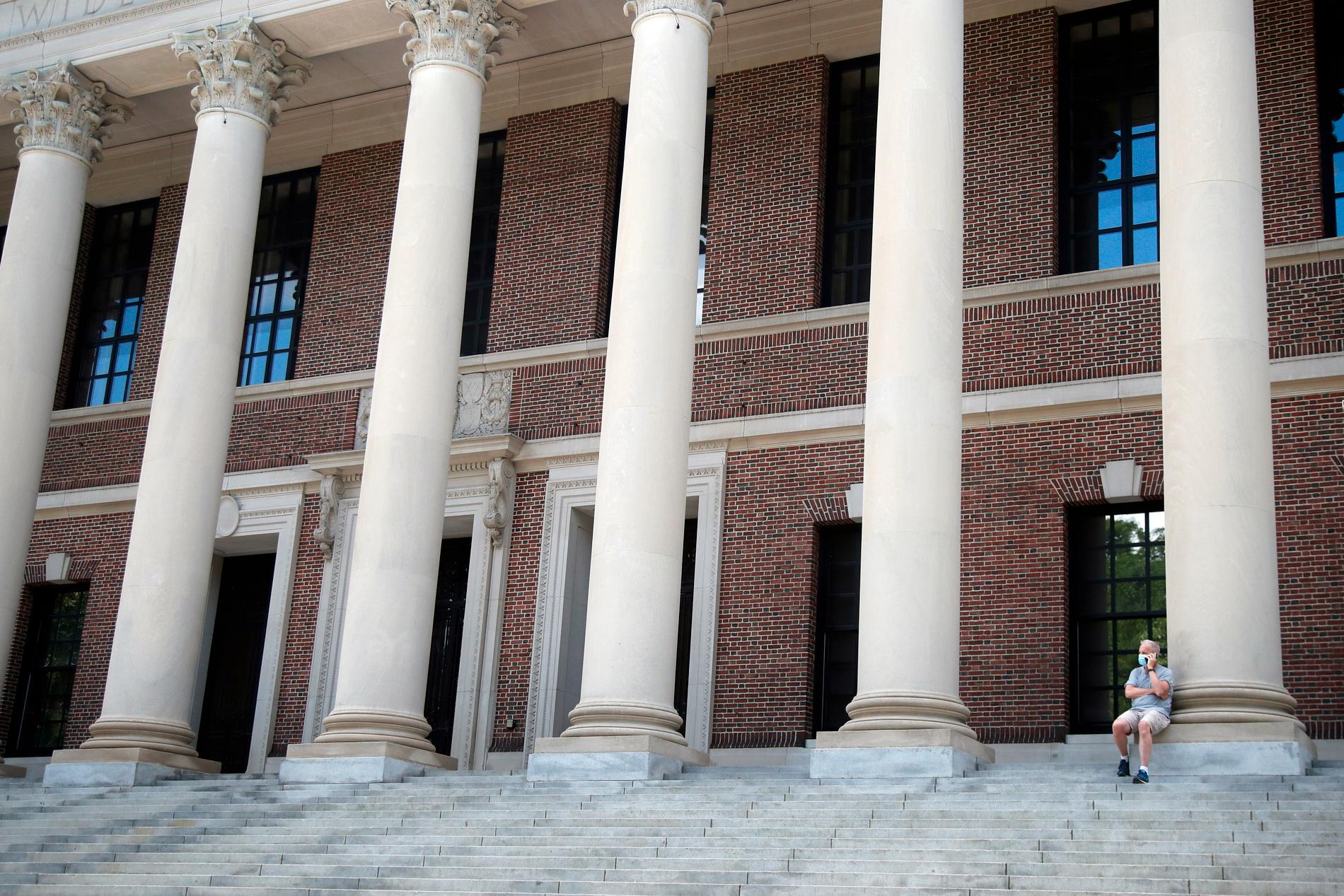 Bilden är tagen utanför ett bibliotek på Harvardcampuset i Cambridge i Massachusetts i USA. Arkivbild.