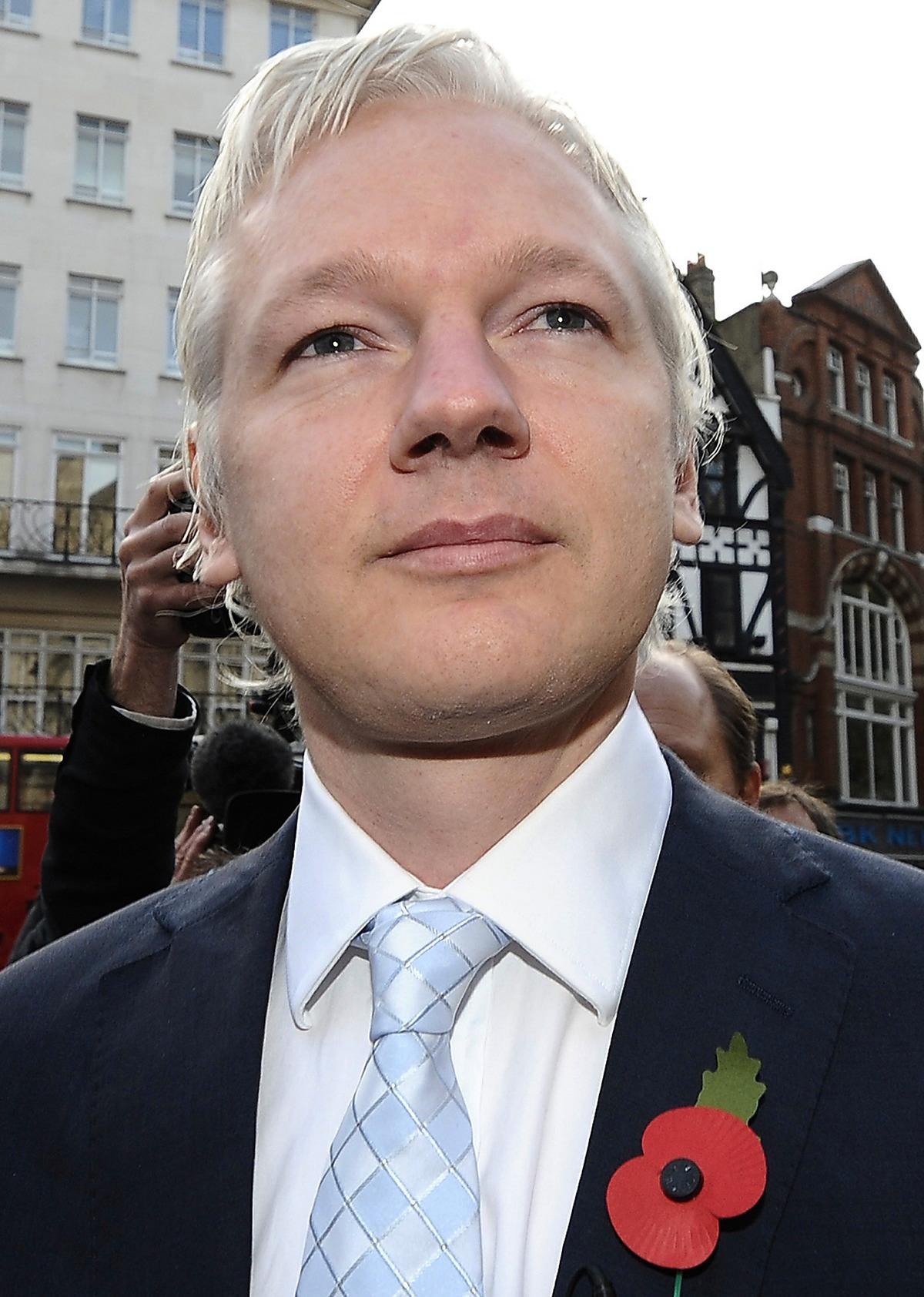 FÖLL PÅ EGET GREPP  Hade Julian Assange infunnit sig till förhör i Sverige borde hans rättsliga problem ha klarats ut ganska enkelt. I stället satte han i gång att konspirera mot sig själv, så till den grad att han till slut framstod som både misstänkt våldtäktsman och spritt språngande galen.