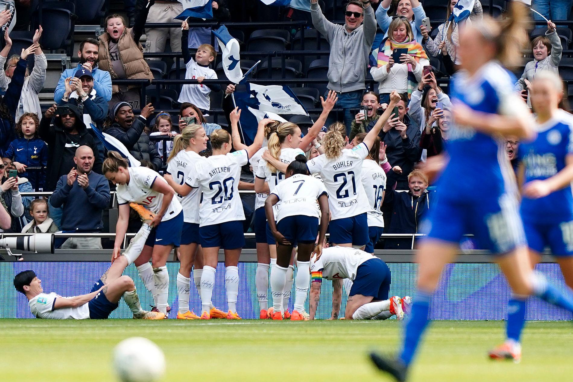 Tottenhamspelarna, bland andra Matilda Vinberg, firar Martha Thomas matchavgörande 2–1-mål i FA-cupsemifinalen mot Leicester.