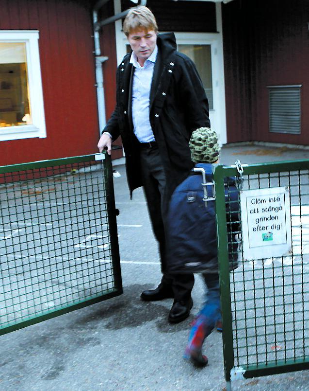 SATSAR PÅ FAMILJEN Thomas Bodström lämnar sin son Mattias, 6, på förskolan.