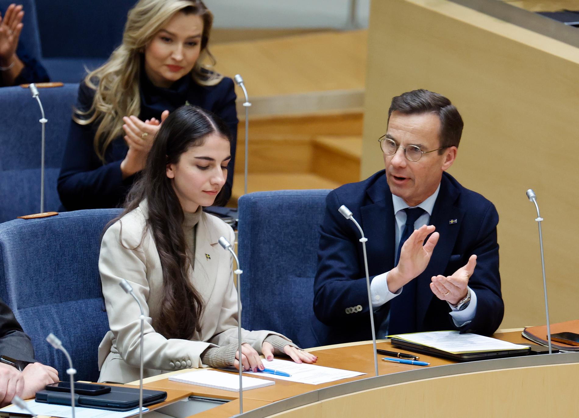 Ebba Busch (KD), i bakgrunden, Romina Pourmokhtari (L) och Ulf Kristersson (M) kallas alla tre till utfrågningar i konstitutionsutskottet. Arkivbild.