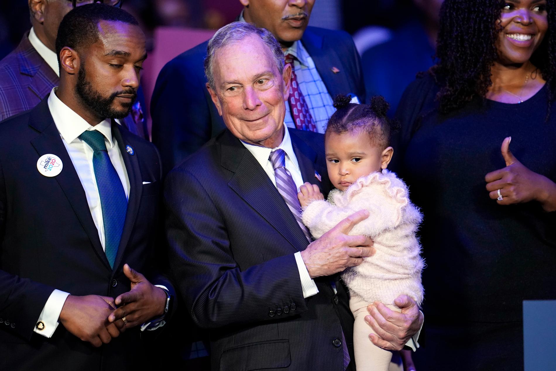 Den demokratiske presidentaspiranten Mike Bloomberg ombeds på amerikanskt manér hålla ett spädbarn vid ett kampanjmöte i Houston i Texas.