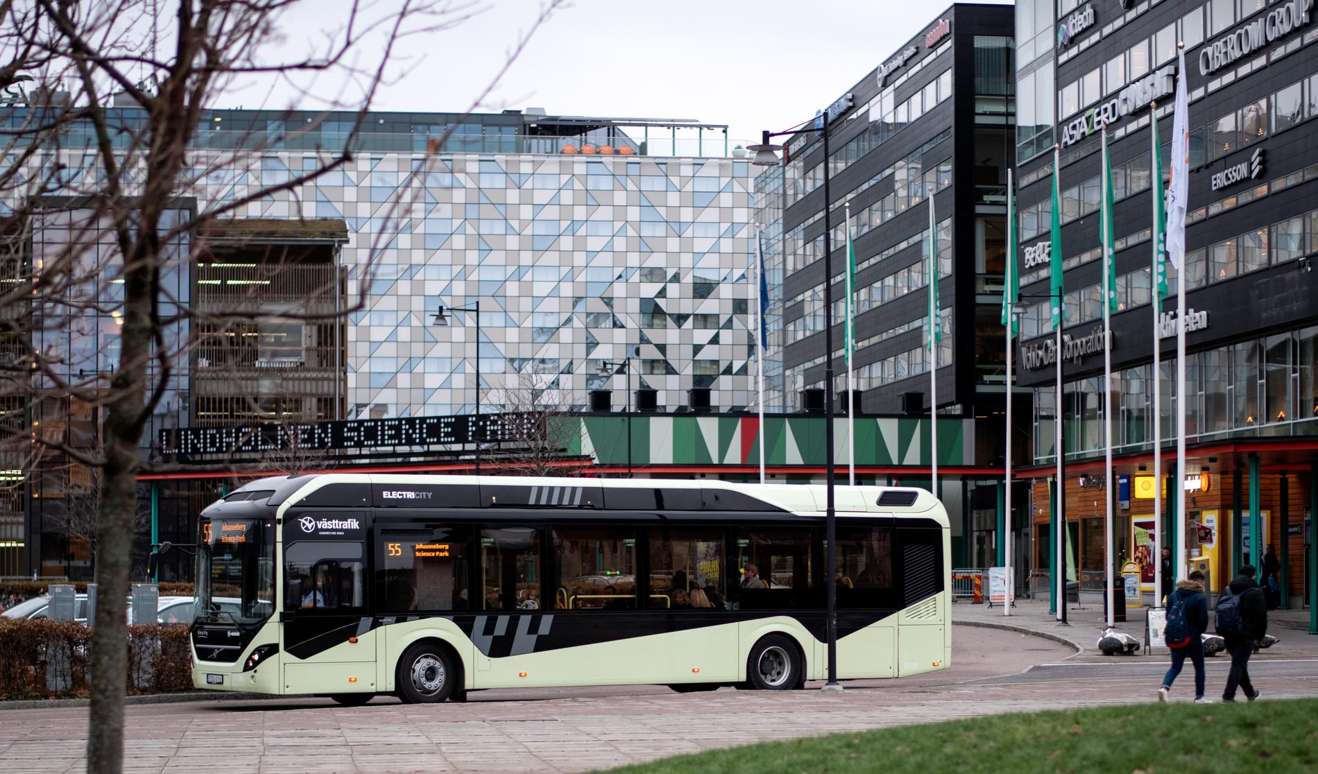 Buss 55, som lyder ett geostaket, på Lindholmen i Göteborg där Trafikverket presenterade sin plan för tekniken. Bussen går inte att köra fortare än gällande fartgräns, och på hybridbussar slås dieselmotorn av automatiskt i vissa områden.