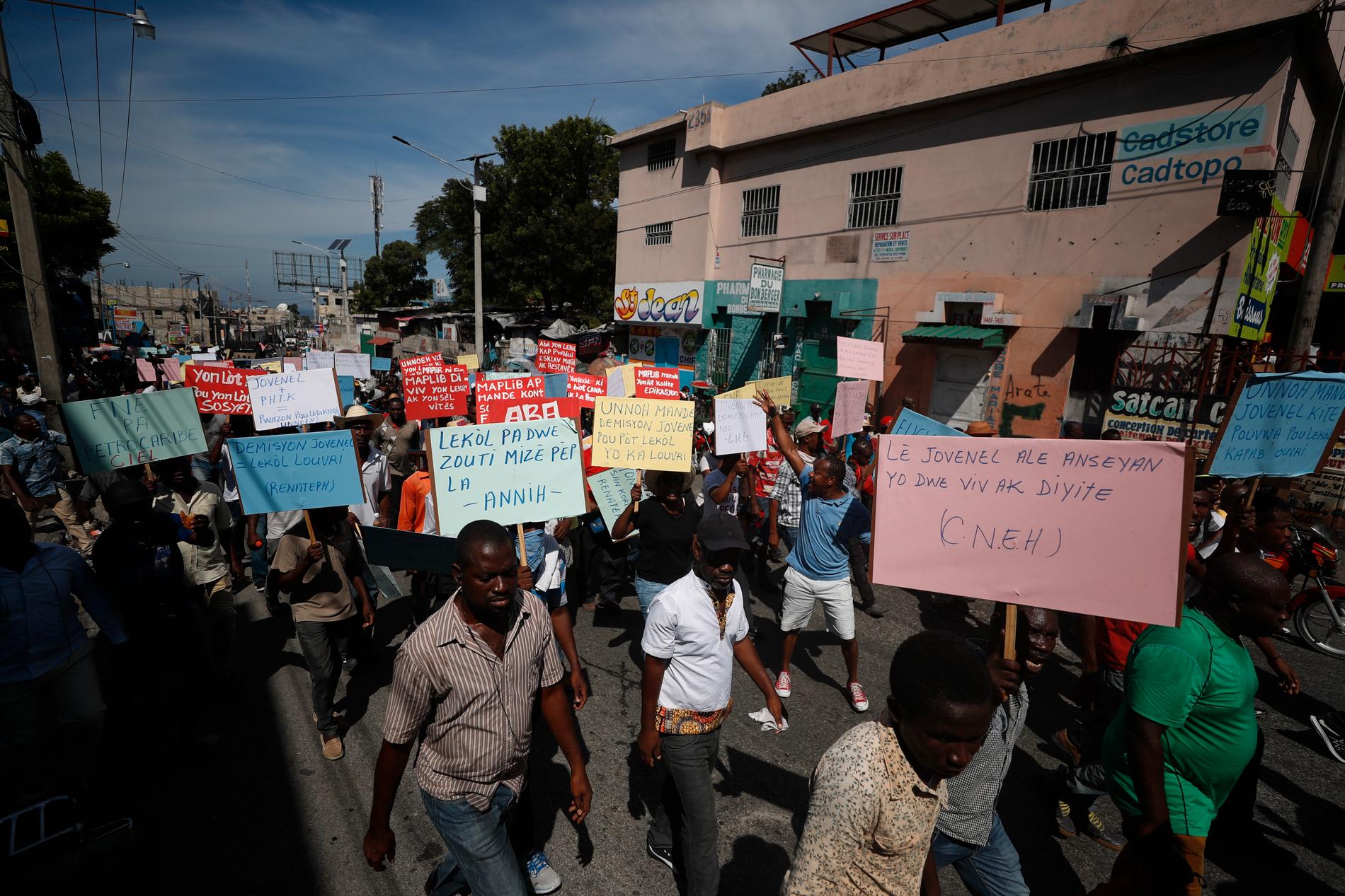 Protester i Port-au-Prince med krav på presidentens avgång. Bilden är från förra veckan.