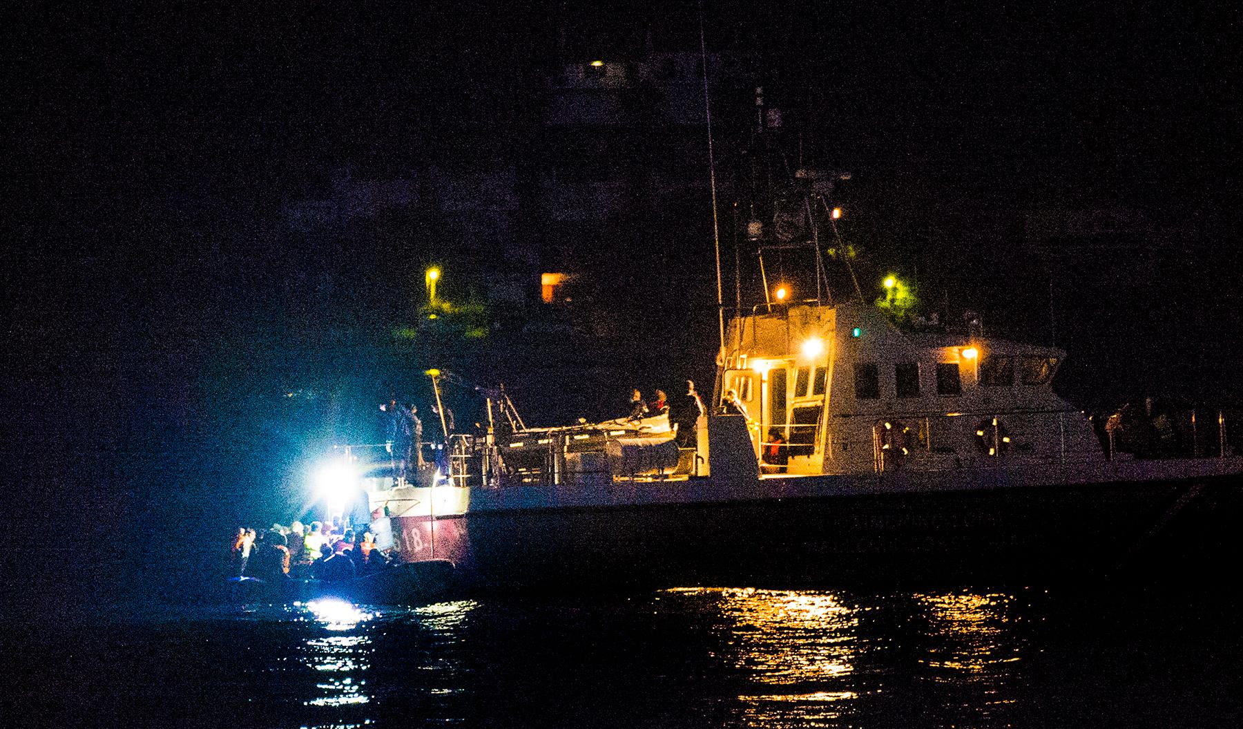 Flyktingbåt som i natt lyckades ta sig över till Grekland, Lesbos från Turkiet.