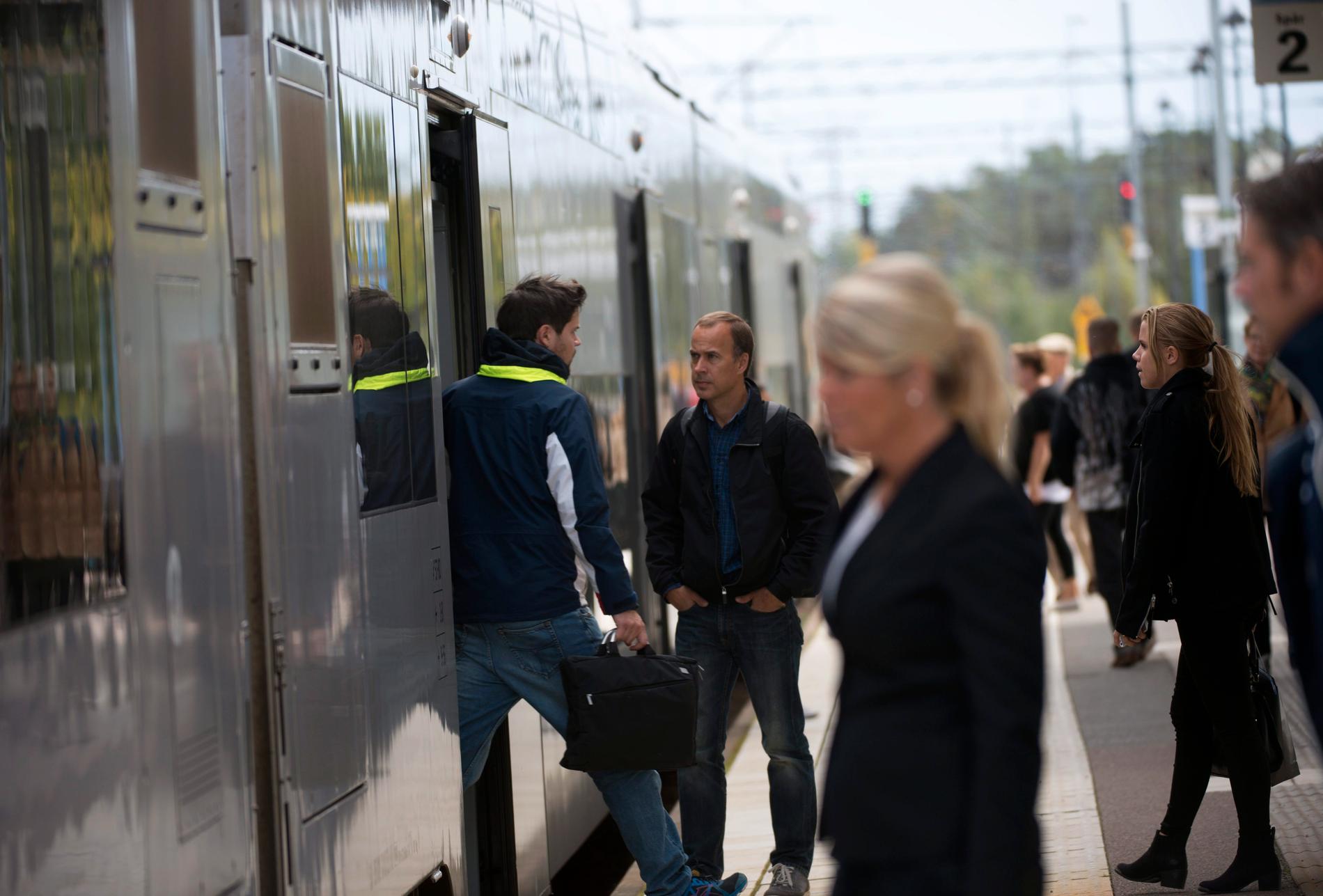 En nedriven ledning över spåren orsakar stopp för regionaltåg mellan Stockholm och Örebro. Arkivbild.