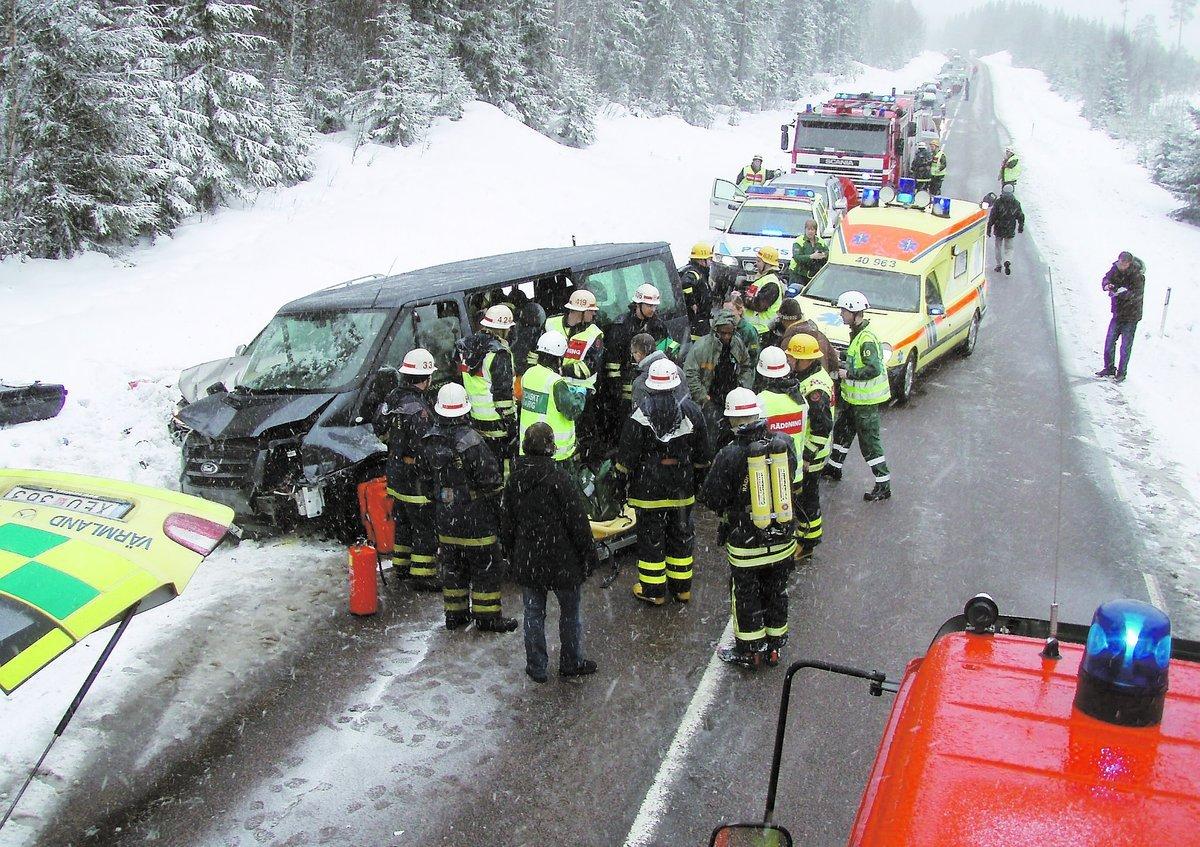 SVÅR HALKA Här är Räddningstjänsten framme vid olycksplatsen. Det var mycket halt efter ett kraftigt snöoväder.